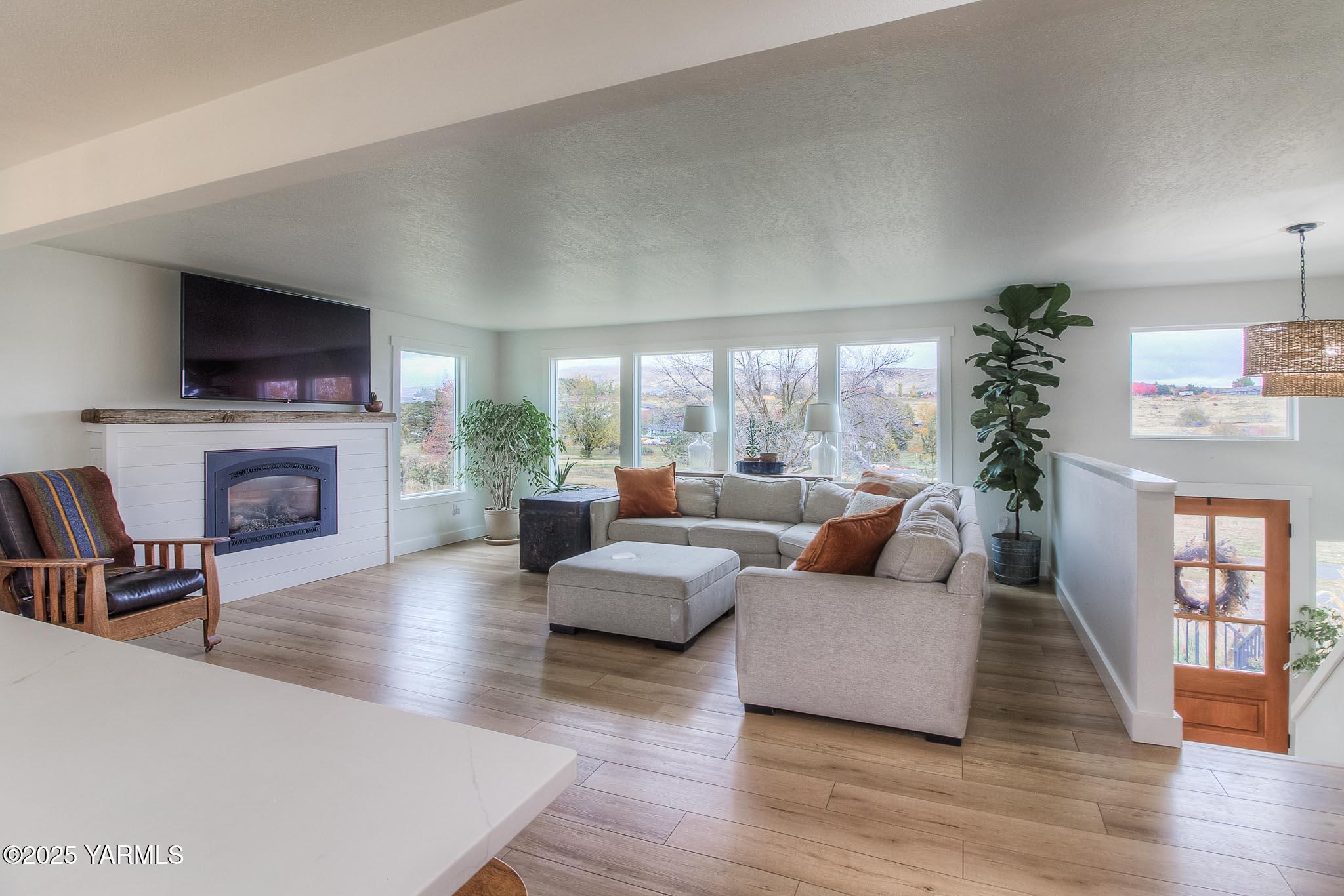 240 Knoll Road Yakima, WA 98908 - Photo 6 of 47 a living room with fireplace furniture and a flat screen tv