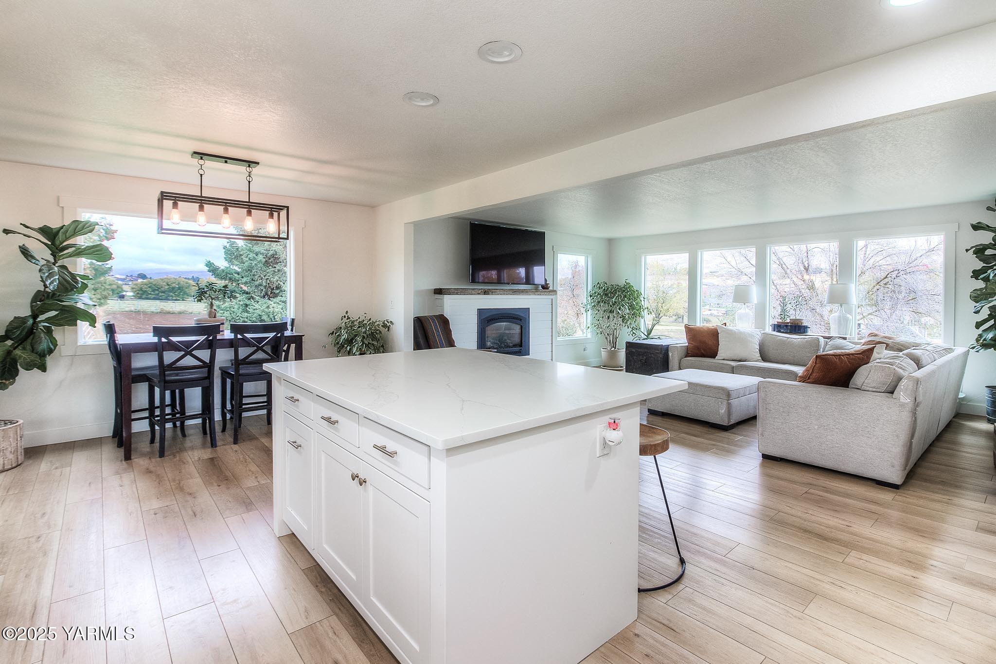 240 Knoll Road Yakima, WA 98908 - Photo 9 of 47 a living room with furniture and a flat screen tv