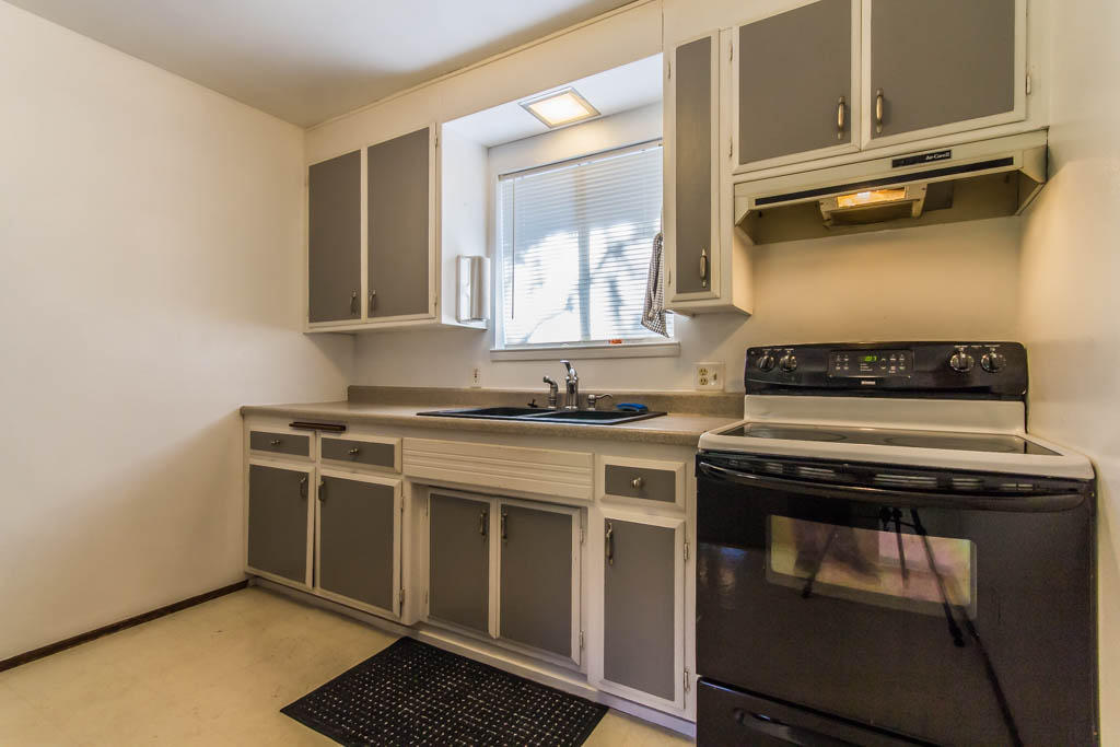 14789 Ravine Road Redding, CA 96003 - Photo 4 of 24 9 kitchen2