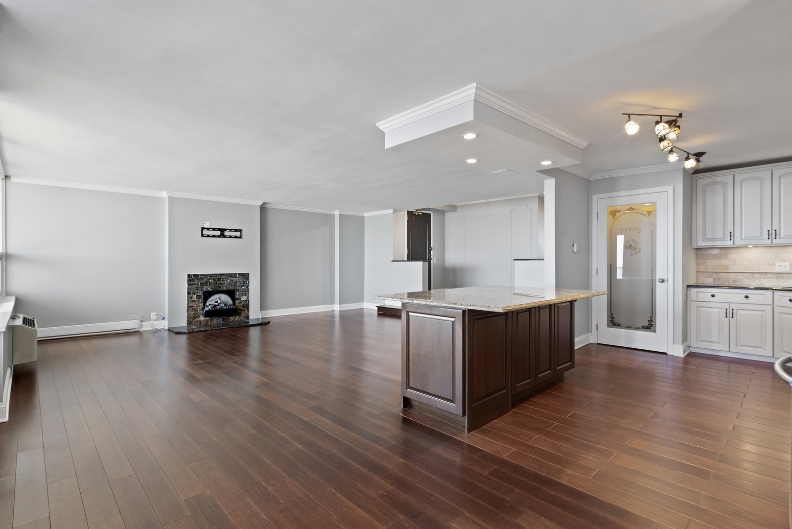 5733 North Sheridan Road, Unit 12B Chicago, IL 60660 - Photo 11 of 25