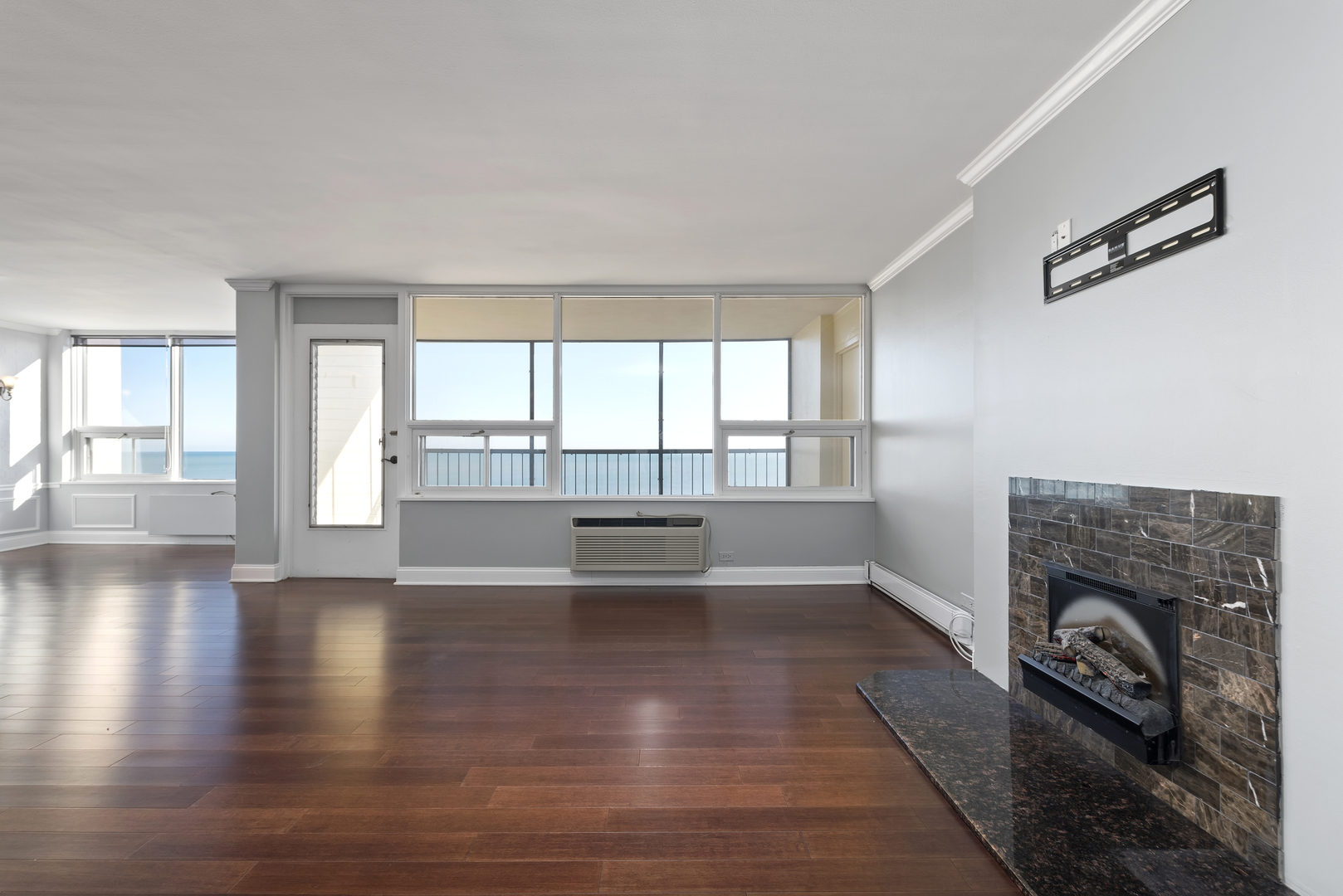 5733 North Sheridan Road, Unit 12B Chicago, IL 60660 - Photo 5 of 25