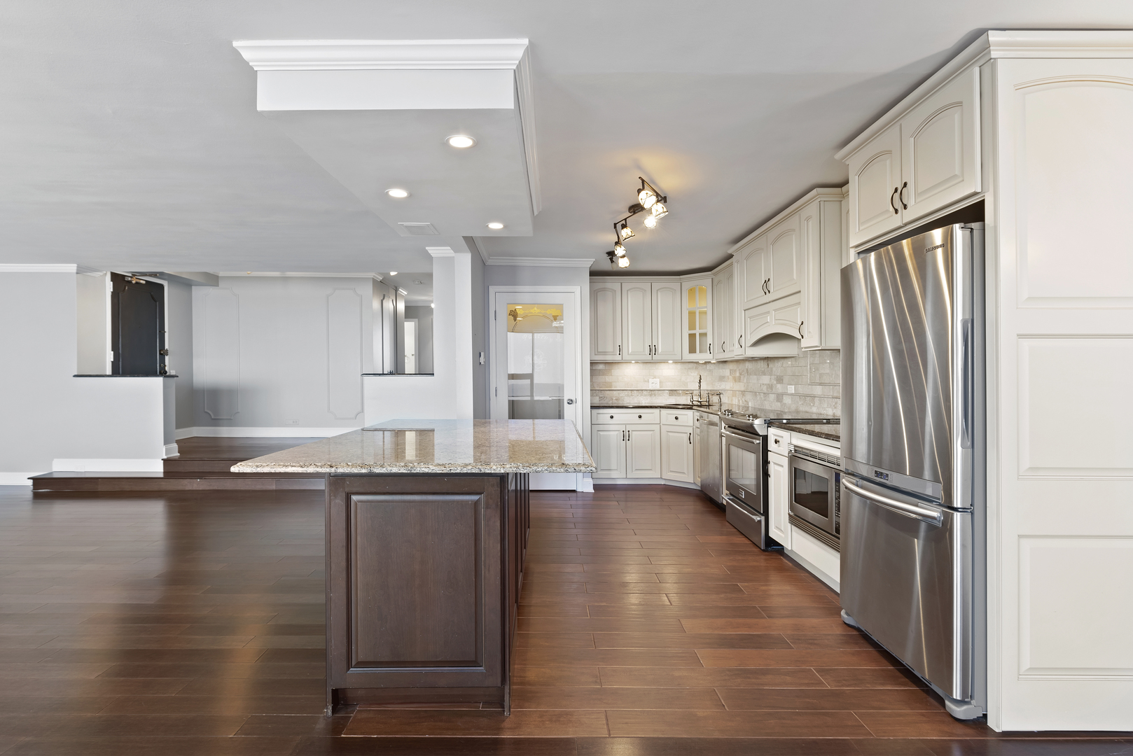5733 North Sheridan Road, Unit 12B Chicago, IL 60660 - Photo 10 of 25