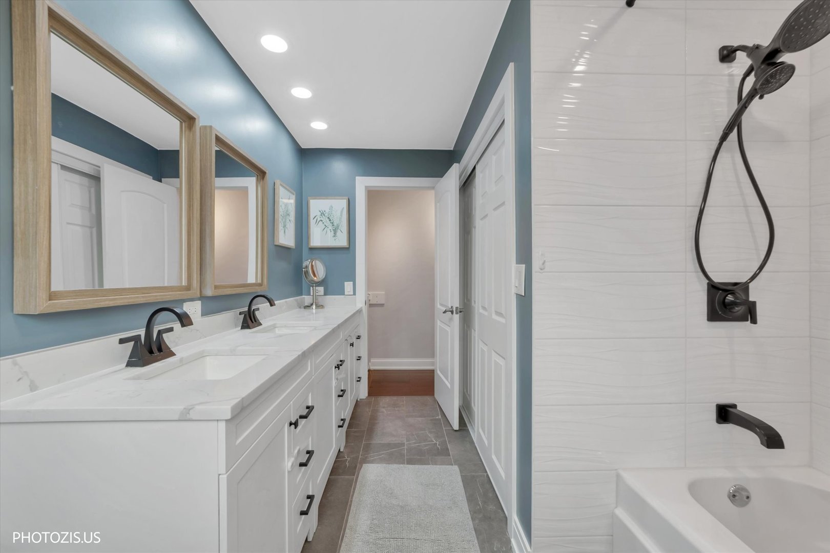 981 North Mill Road Addison, IL 60101 - Photo 18 of 41 a bathroom with a tub sink and mirror