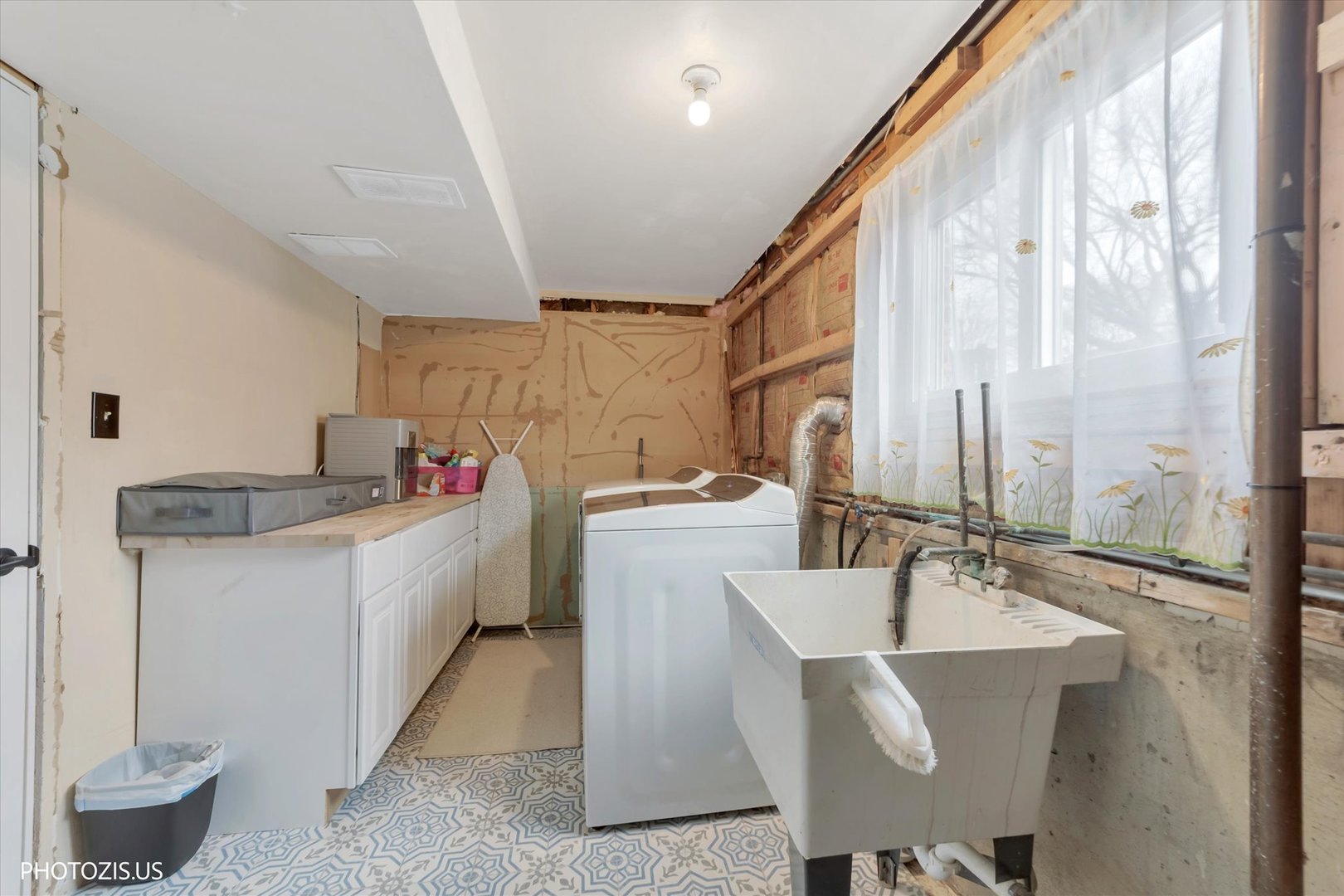 981 North Mill Road Addison, IL 60101 - Photo 31 of 41 a kitchen with a sink and a refrigerator