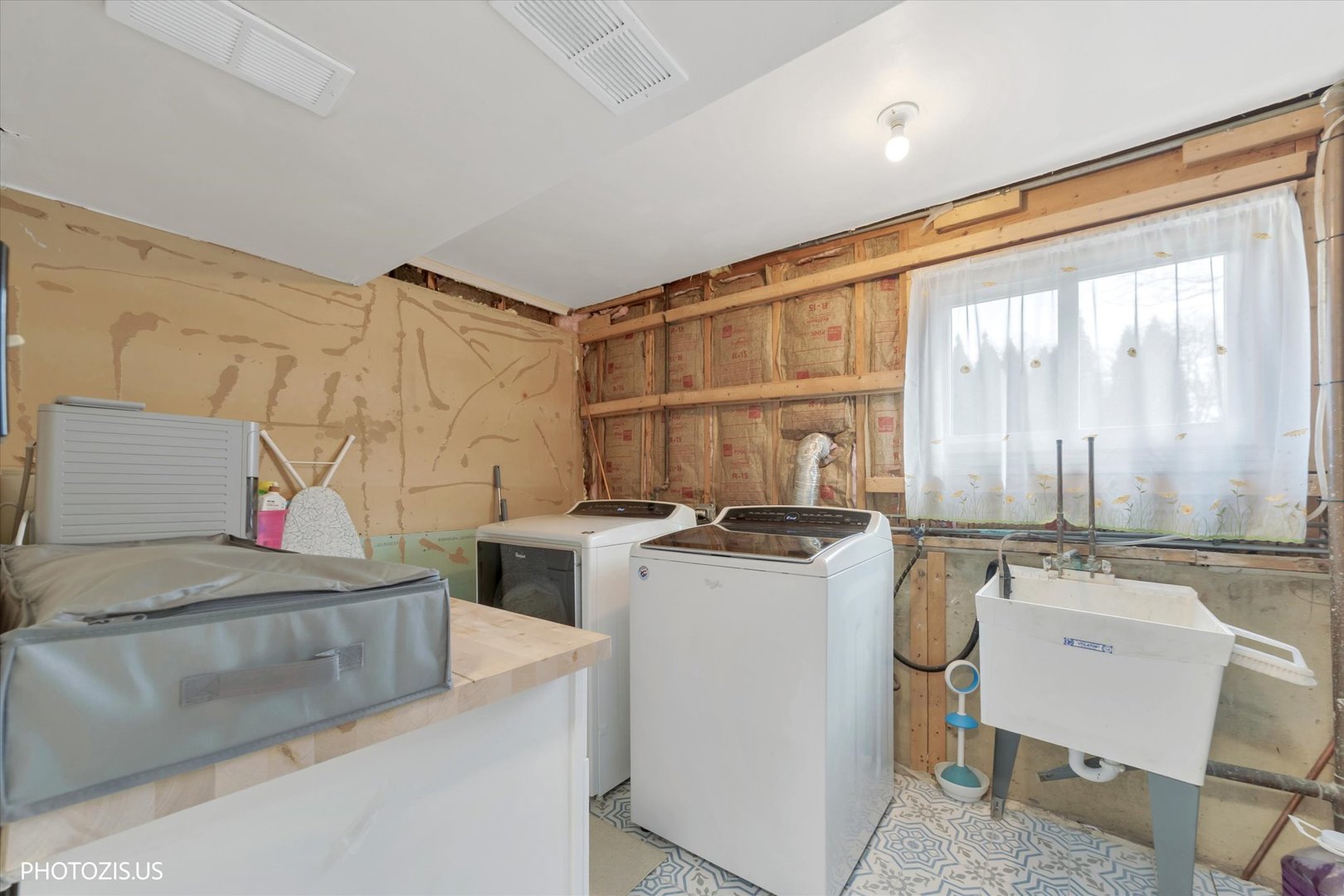 981 North Mill Road Addison, IL 60101 - Photo 33 of 41 a utility room with sink dryer and washer