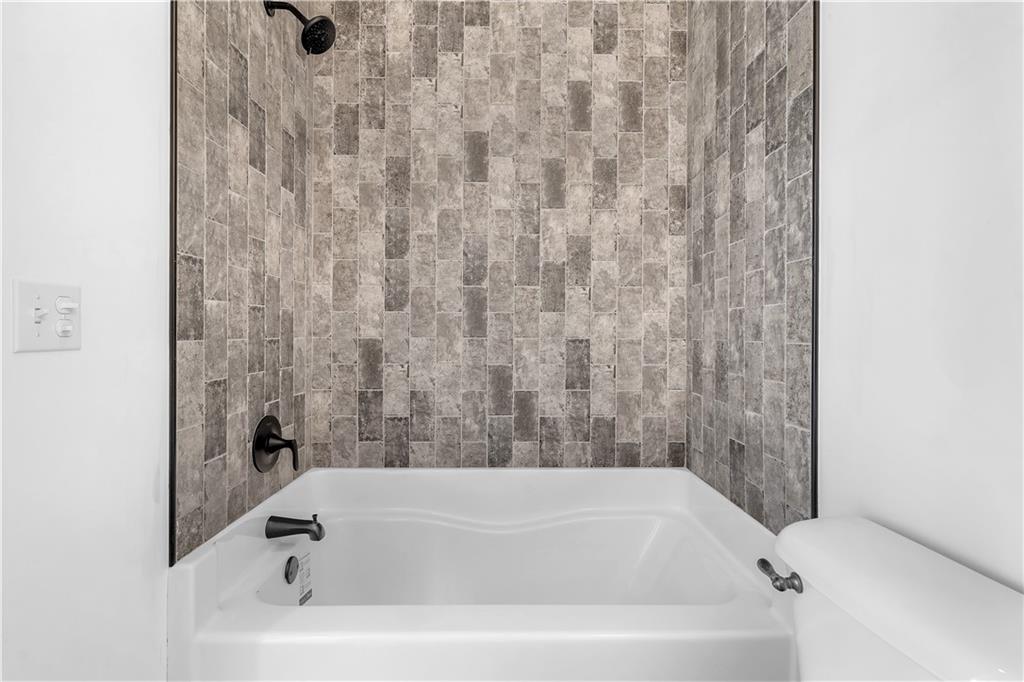 431 Shaler Street Pittsburgh, PA 15211 - Photo 23 of 33 a bathroom with a bathtub