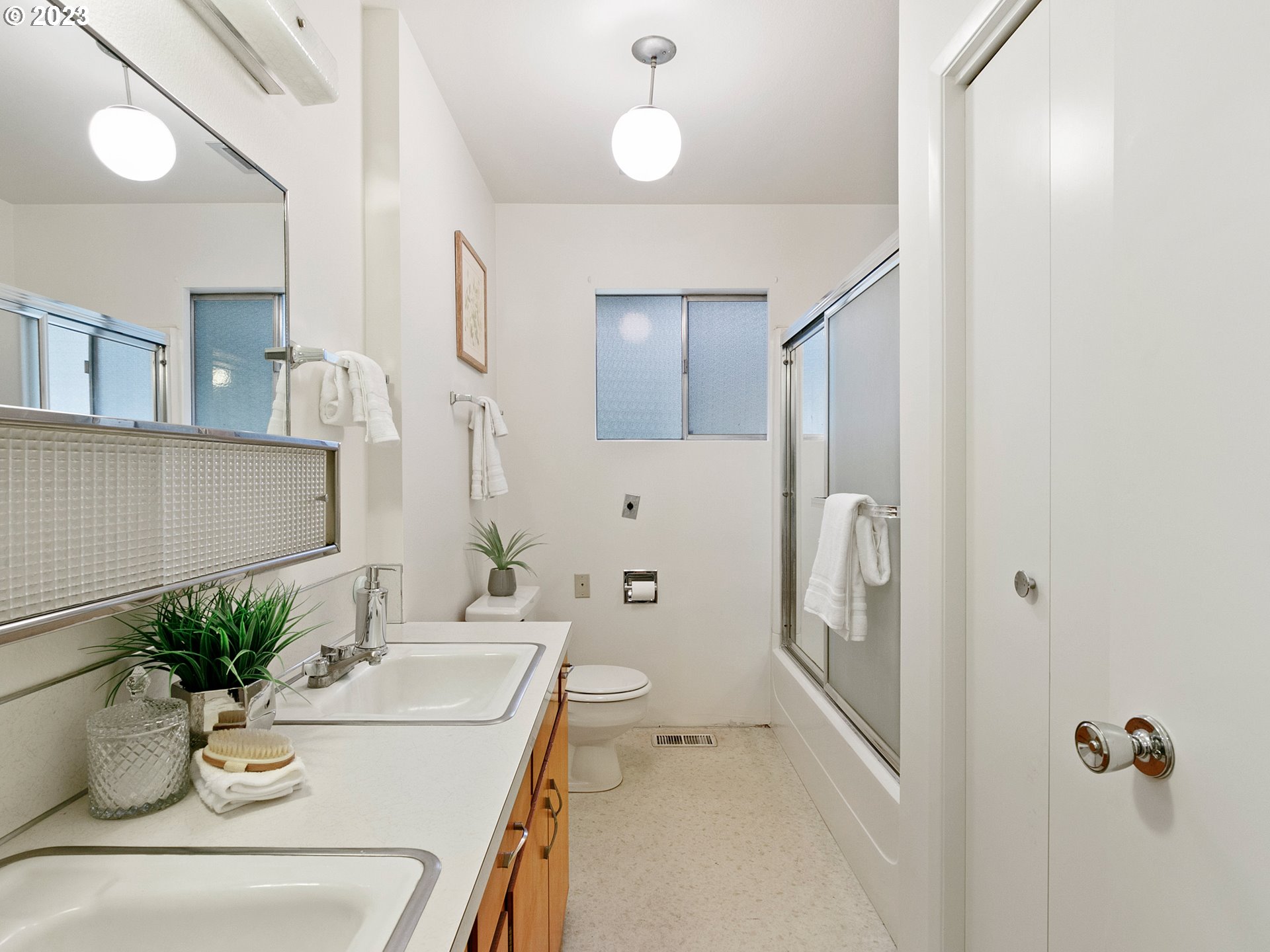 14113 South Graves Road Mulino, OR 97042 - Photo 12 of 33 a bathroom with a sink a toilet and shower