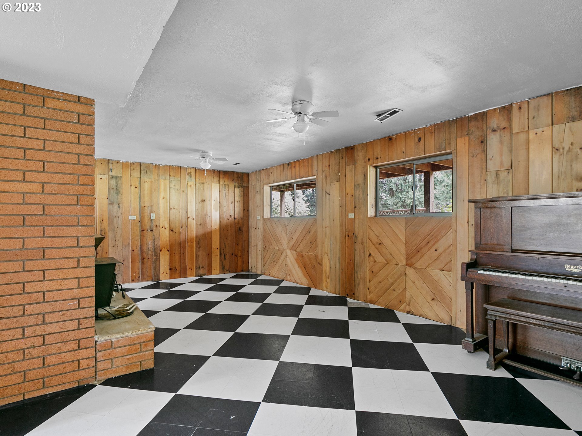 14113 South Graves Road Mulino, OR 97042 - Photo 15 of 33 a black and white checkered floor