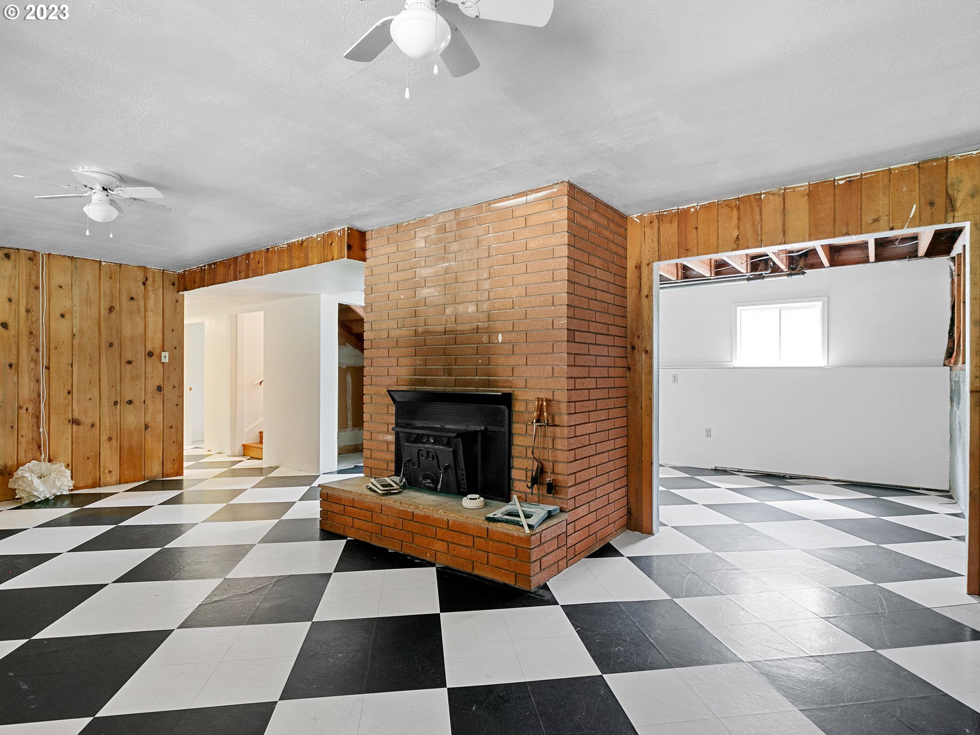 14113 South Graves Road Mulino, OR 97042 - Photo 16 of 33 a view of a livingroom with a fireplace and window