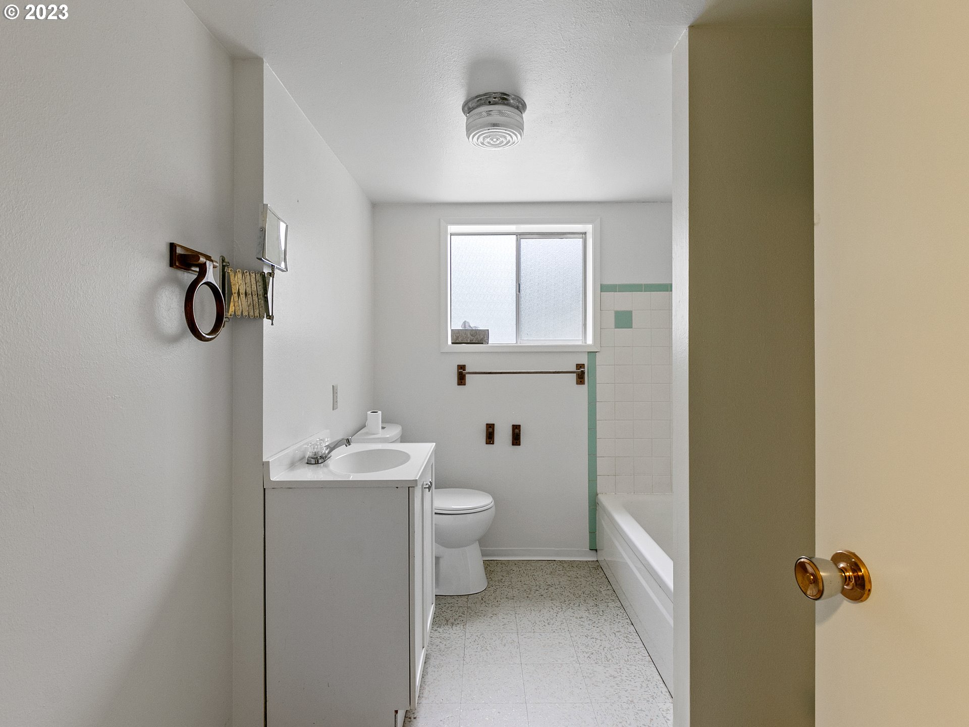 14113 South Graves Road Mulino, OR 97042 - Photo 17 of 33 a bathroom with a sink toilet and shower