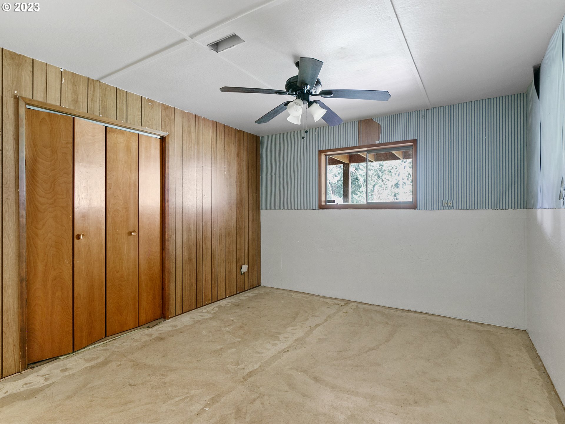 14113 South Graves Road Mulino, OR 97042 - Photo 18 of 33 an empty room with windows and fan