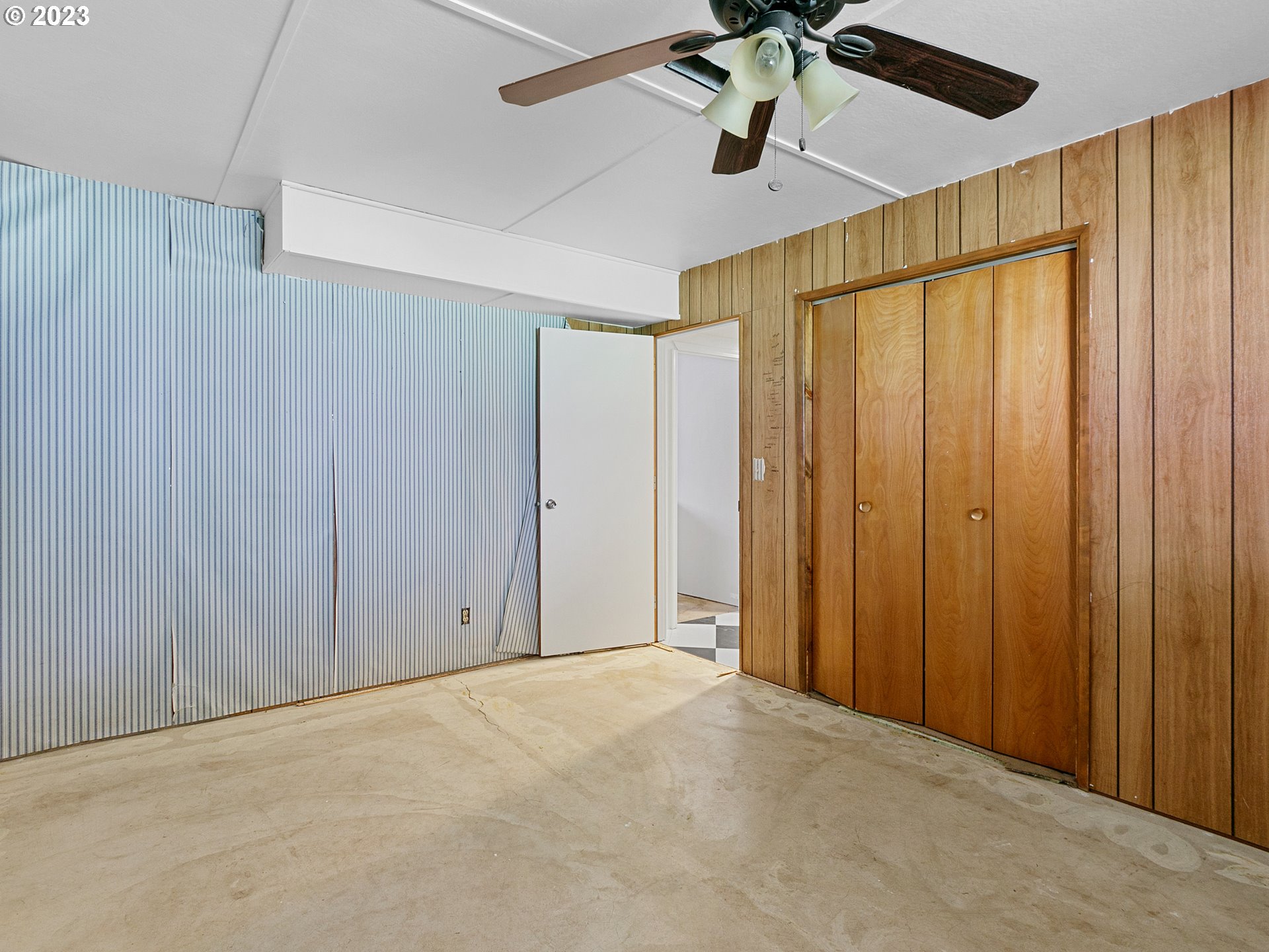 14113 South Graves Road Mulino, OR 97042 - Photo 19 of 33 a view of a livingroom with a chandelier fan