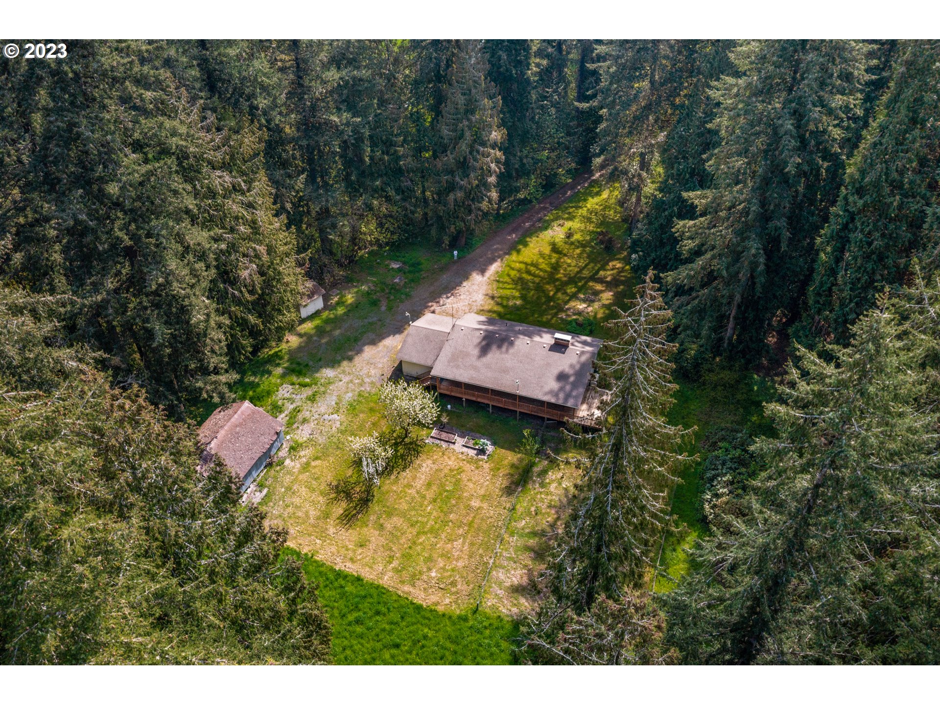 14113 South Graves Road Mulino, OR 97042 - Photo 27 of 33 a swimming pool with trees in the background