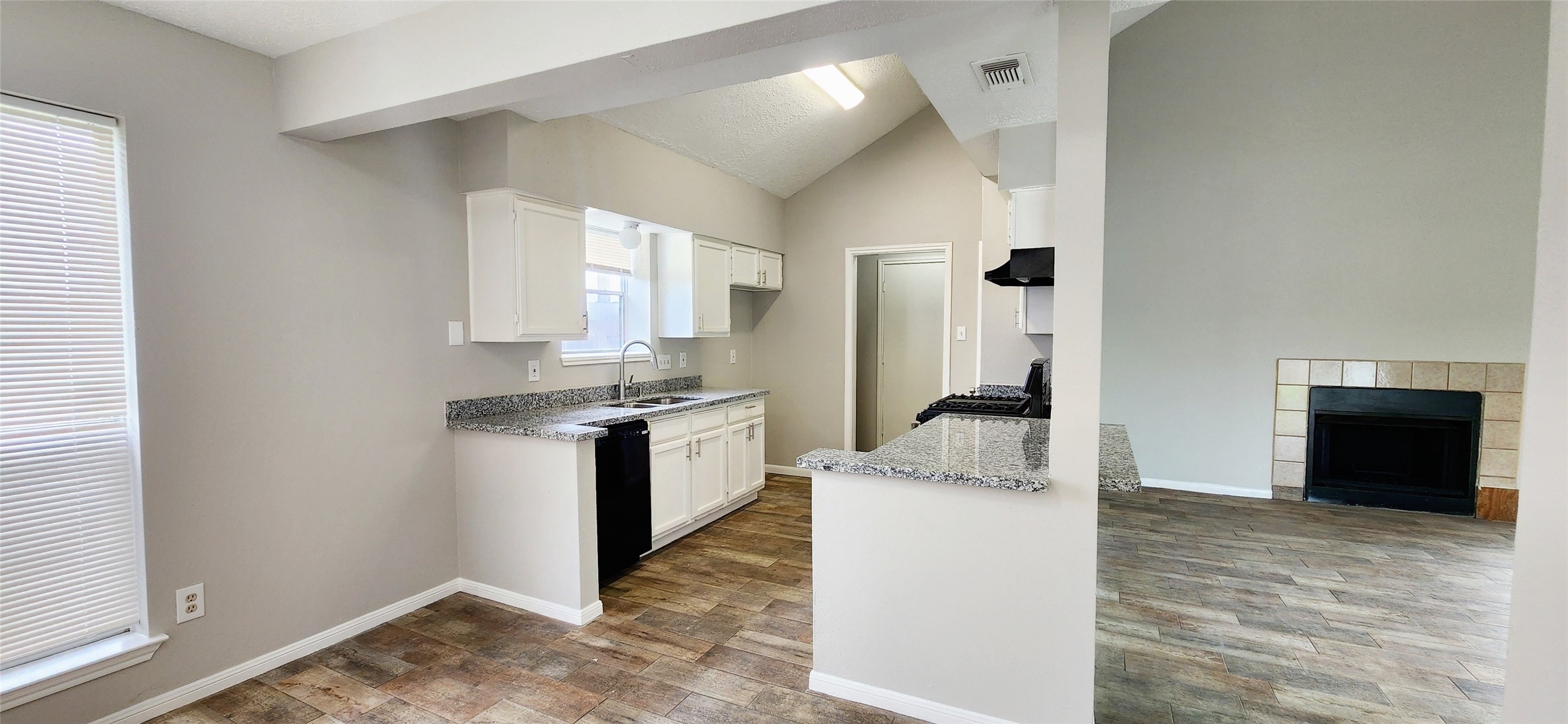 129 Wagon Ln Loop Angleton, TX 77515 - Photo 9 of 37 Gallery Image 9