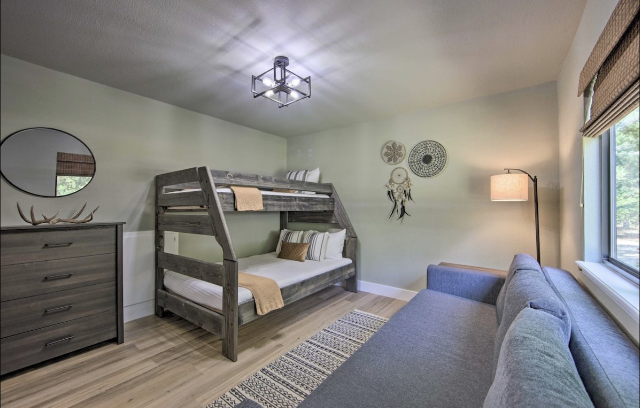 10630 River Ranch Road Kemp, TX 75143 - Photo 21 of 36 a bedroom with a bed and a chandelier