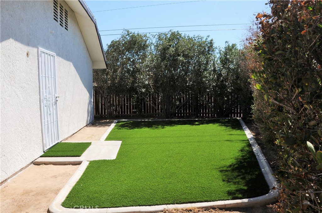 15354 Kiamichi Road Apple Valley, CA 92307 - Photo 20 of 22 a view of a backyard