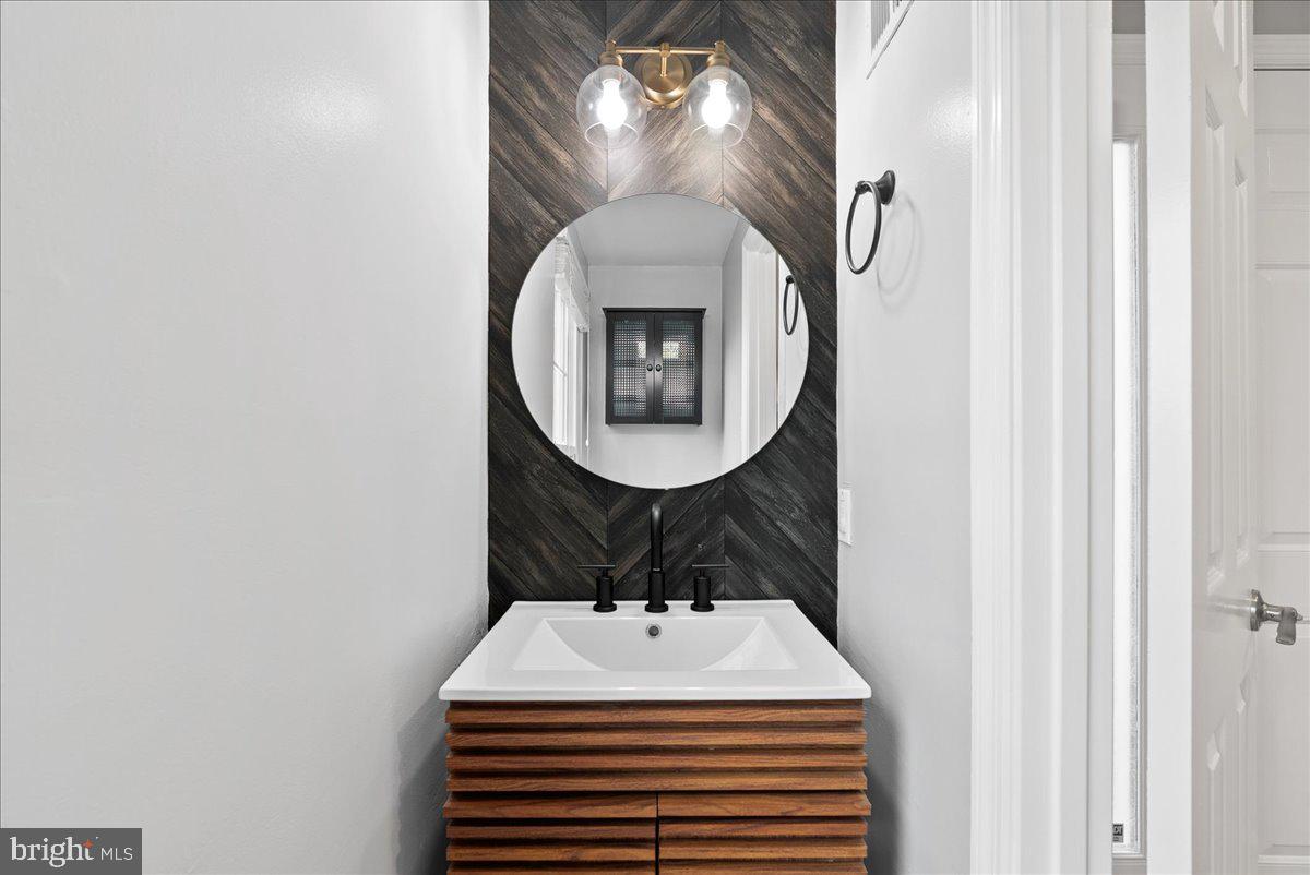 1481 Autumn Ridge Circle Reston, VA 20194 - Photo 4 of 26 a bathroom with a sink a mirror and vanity