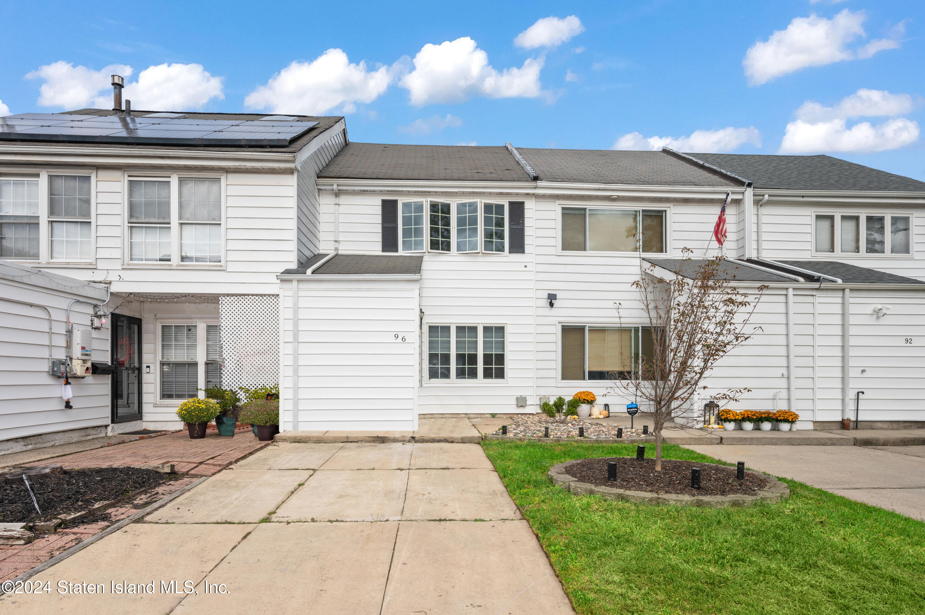 96 Hampton Green Staten Island, NY 10312 - Photo 2 of 20 DSC_2703