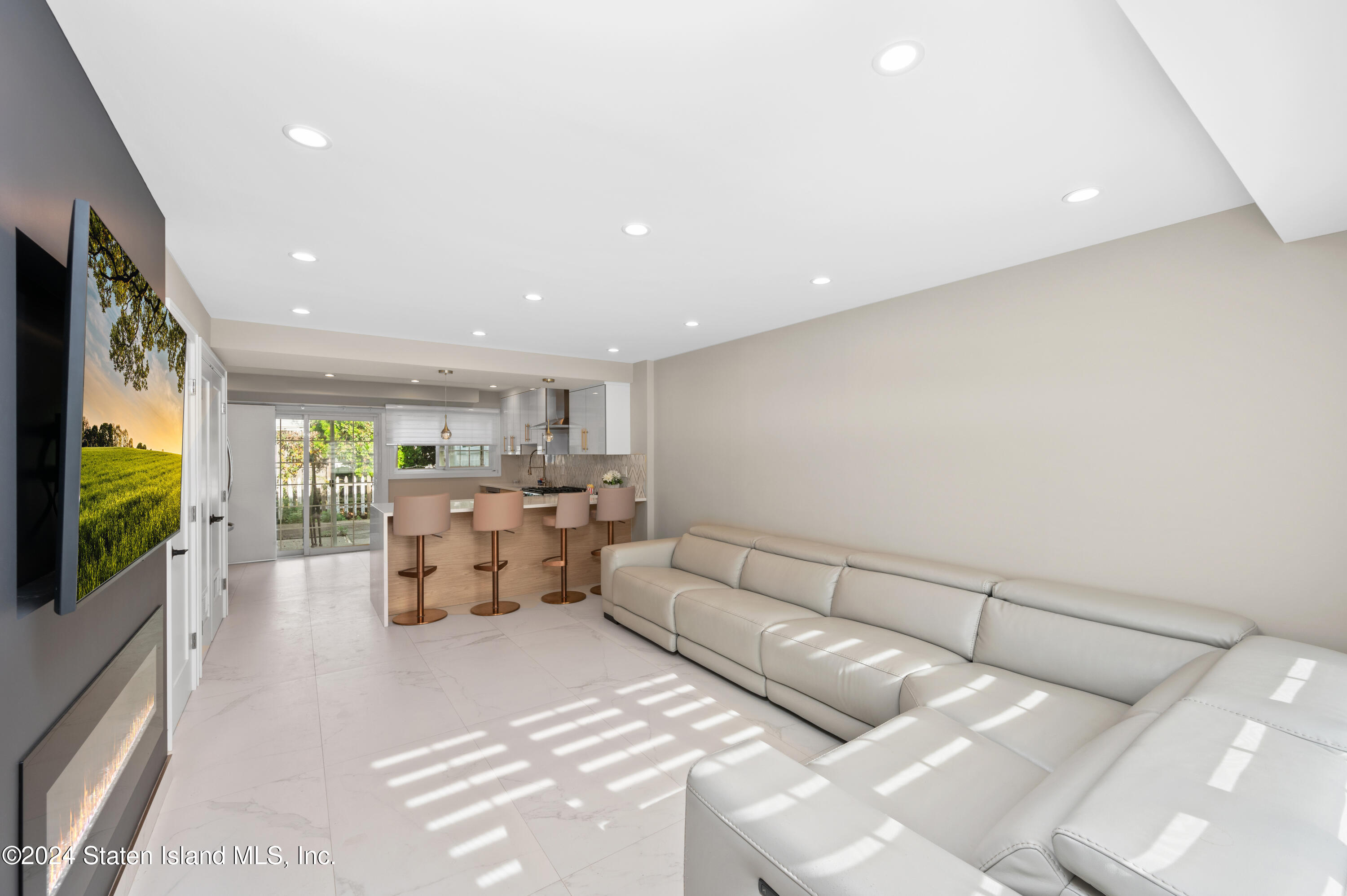 96 Hampton Green Staten Island, NY 10312 - Photo 3 of 20 Livingroom2