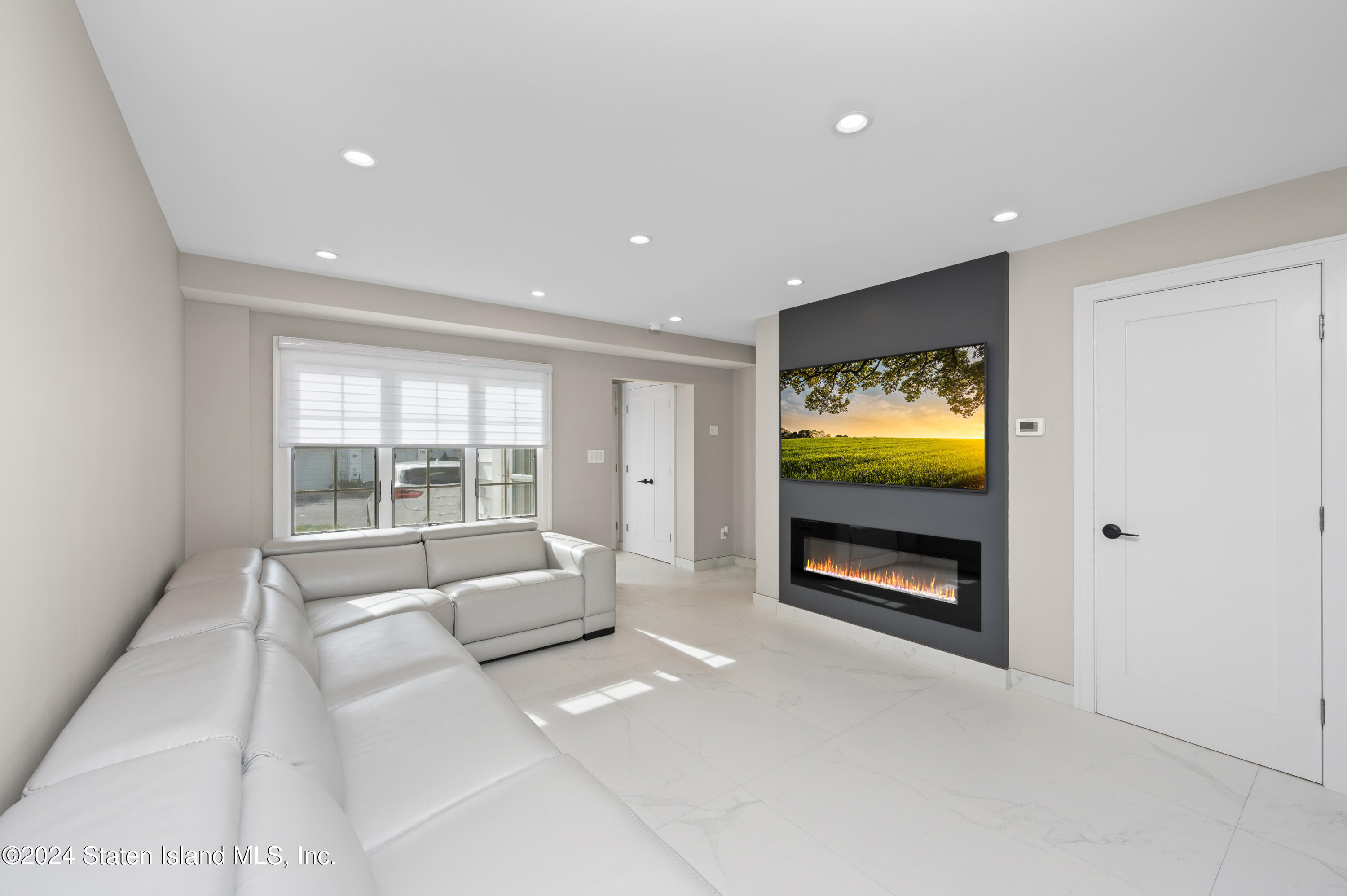 96 Hampton Green Staten Island, NY 10312 - Photo 4 of 20 LivingRoom