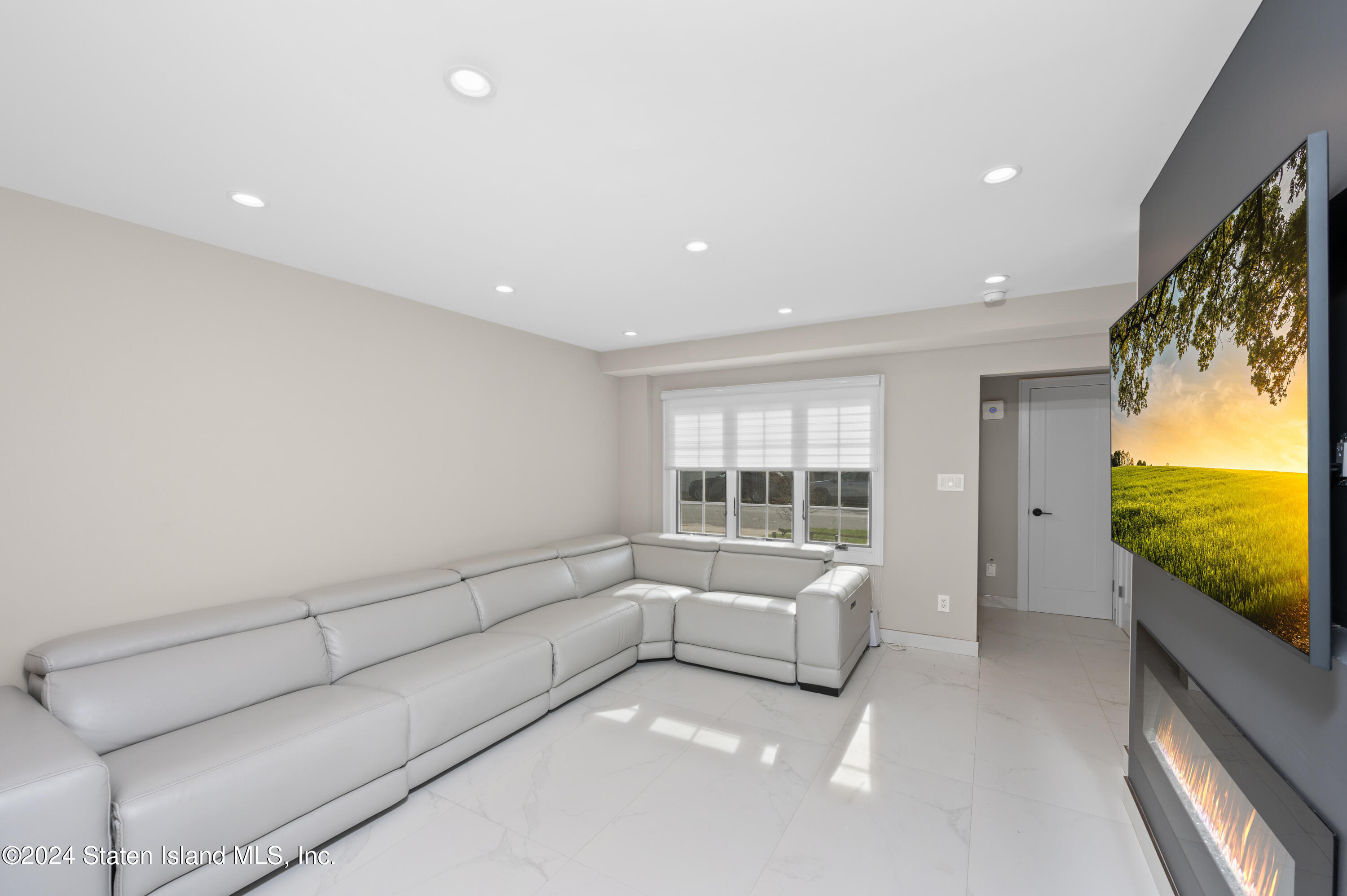 96 Hampton Green Staten Island, NY 10312 - Photo 5 of 20 DSC_2643