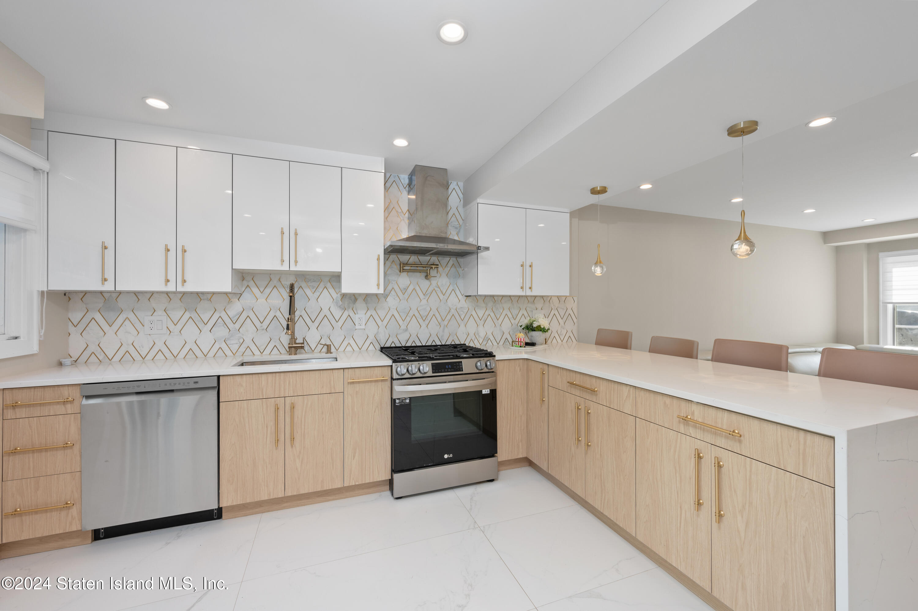 96 Hampton Green Staten Island, NY 10312 - Photo 7 of 20 Kitchen