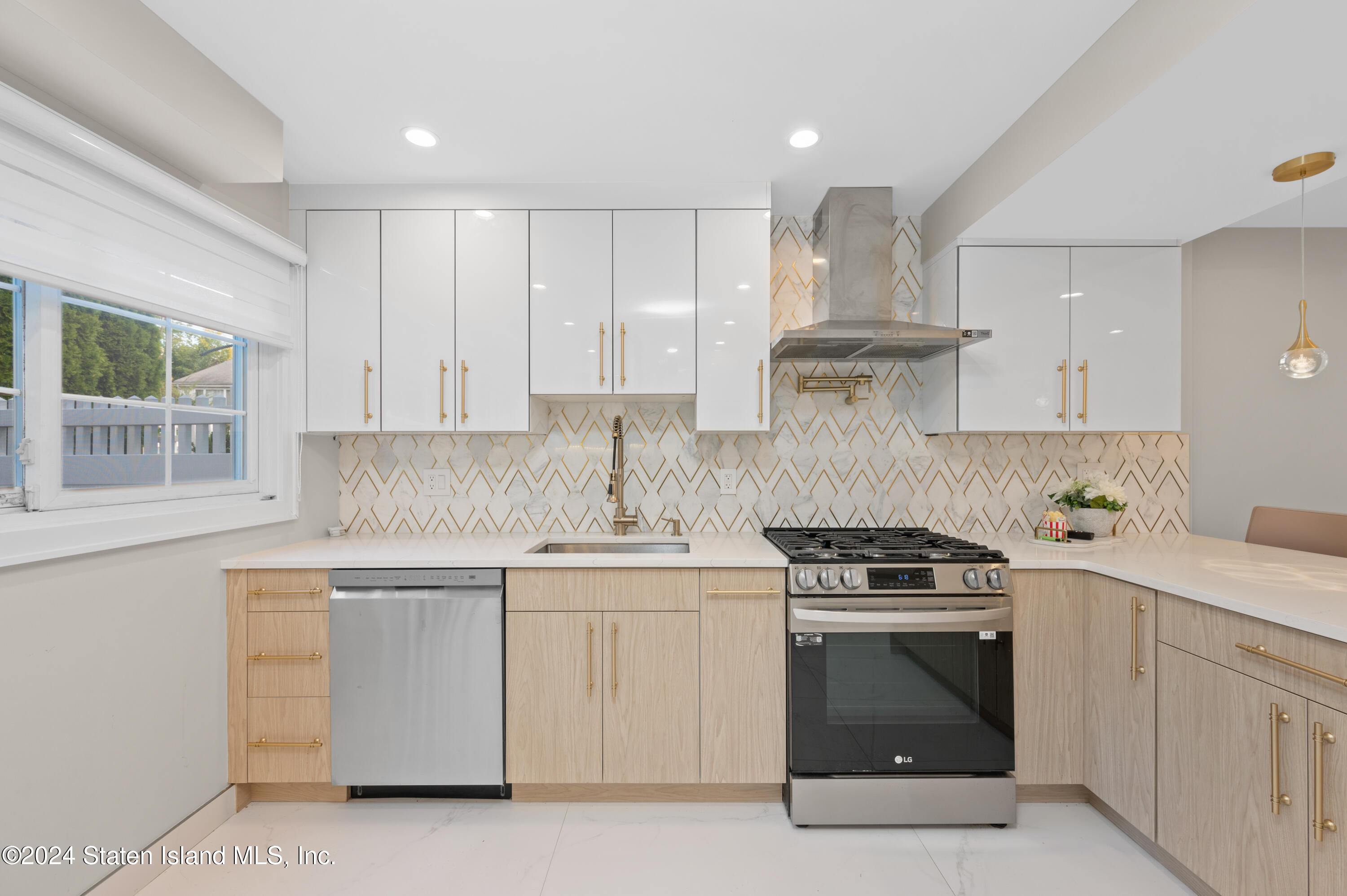 96 Hampton Green Staten Island, NY 10312 - Photo 8 of 20 DSC_2667