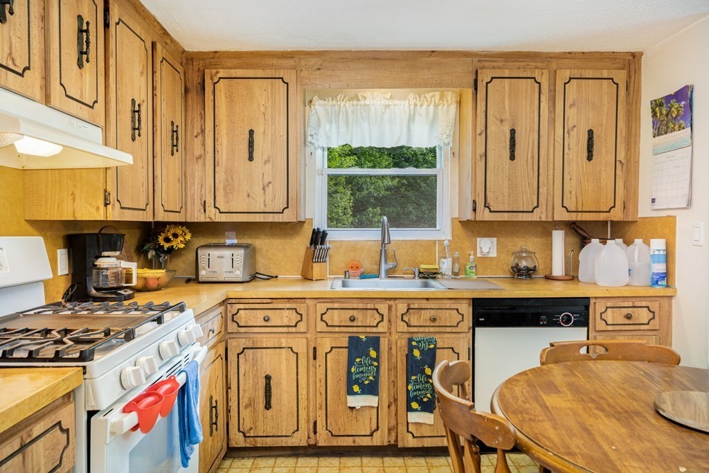 36 Kalmia Road Holbrook, MA 02343 - Photo 15 of 33