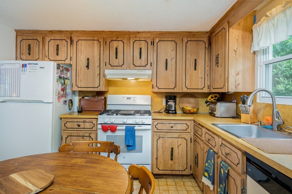 36 Kalmia Road Holbrook, MA 02343 - Photo 16 of 33
