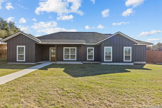 $490,000 | 1015 Timbercrest, Pleasanton, TX 78064