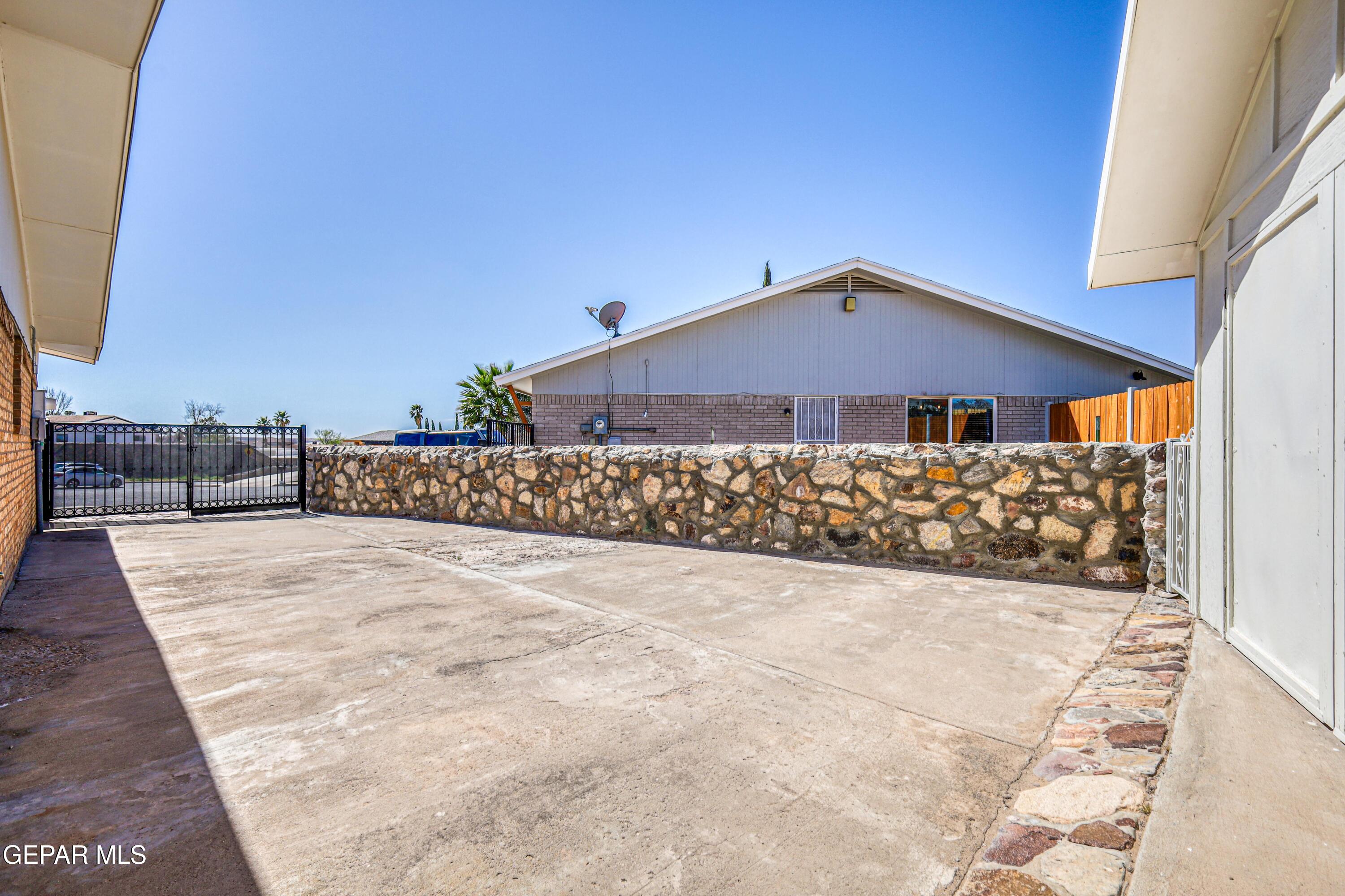 321 Gus Rallis Drive El Paso, TX 79932 - Photo 34 of 38 IMG_8506_HDR