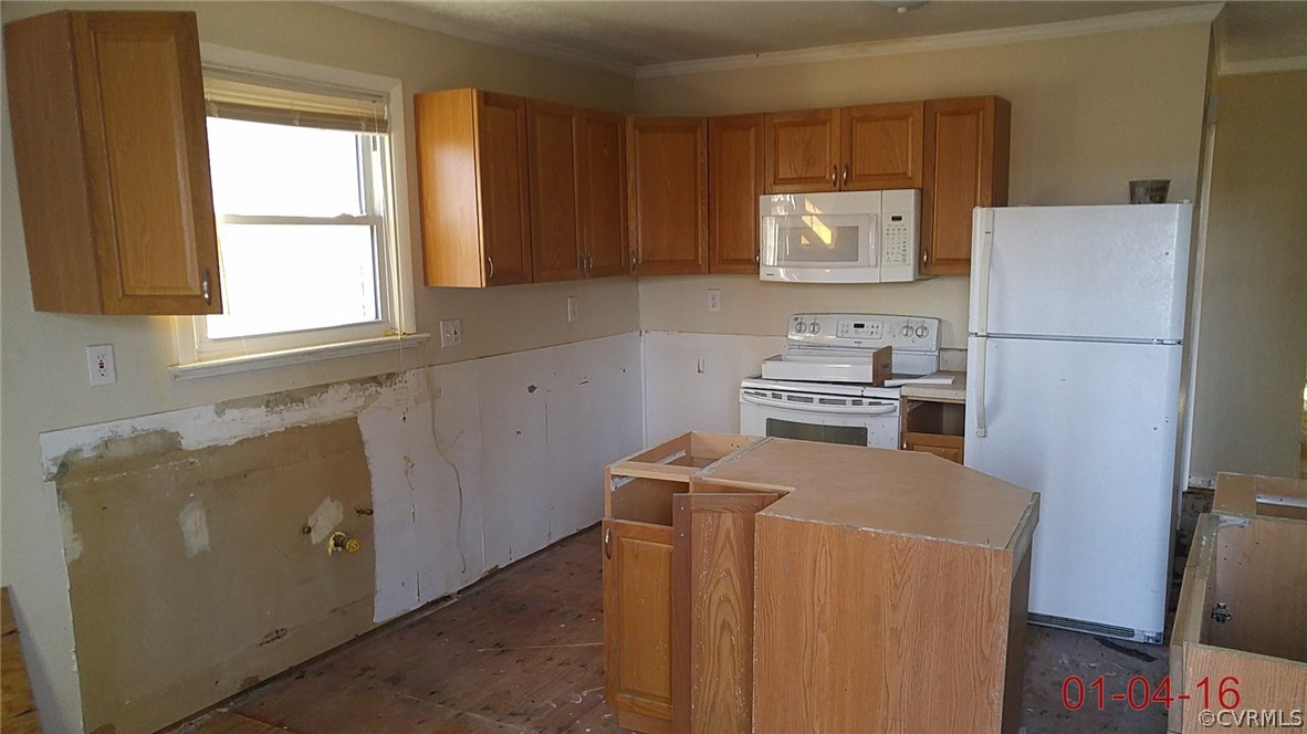 6731 Cherry Road Quinton, VA 23141 - Photo 3 of 13 a utility room with dryer and washer