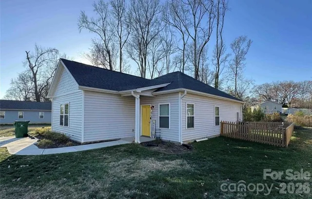 a view of a house with backyard