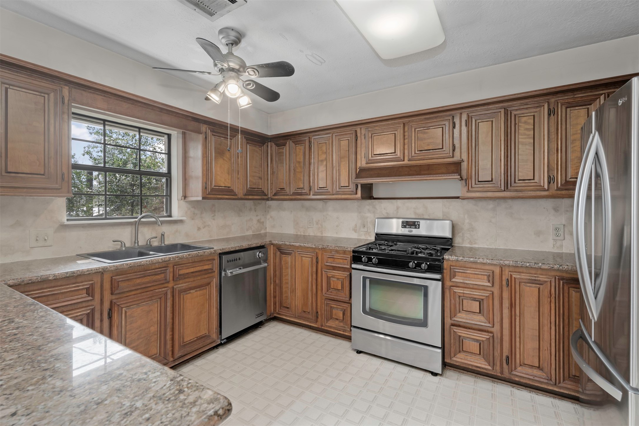 2322 Shadow Glen Lane Spring, TX 77386 - Photo 14 of 48 Good sized kitchen with granite countertops, plenty of counter and cabinet space and stainless steel appliances.
