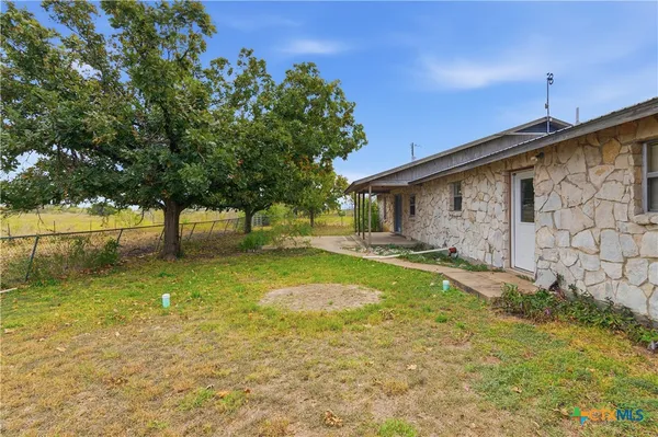 a view of back yard of the house
