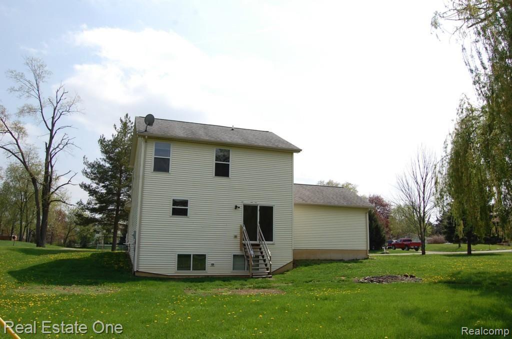 2411 Pleasant Ridge Howell, MI 48843 - Photo 26 of 32 2411 Pleasant Ridge 026.jpg