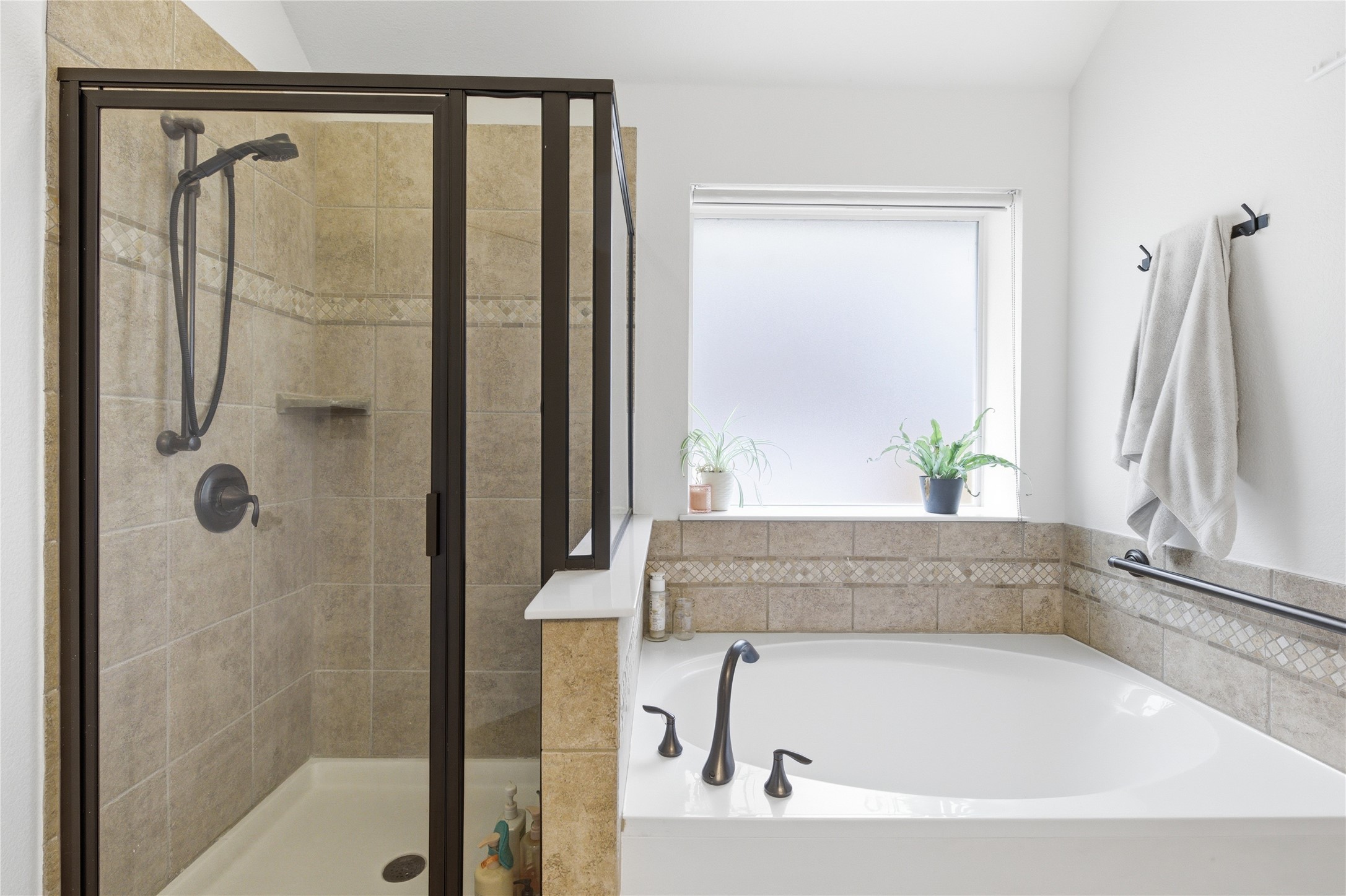 1312 Rimstone Drive Cedar Park, TX 78613 - Photo 12 of 25 a bath tub sitting next to a shower