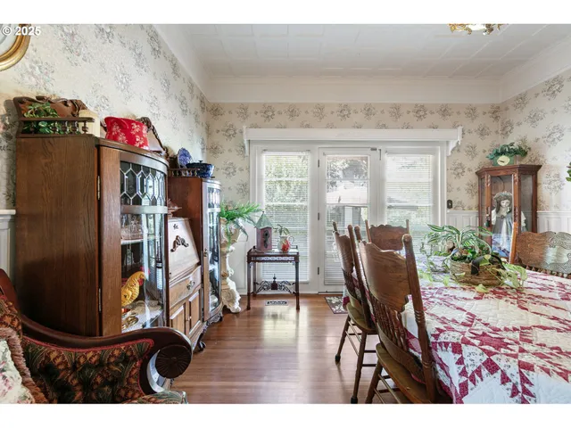 a view of a livingroom and dining room