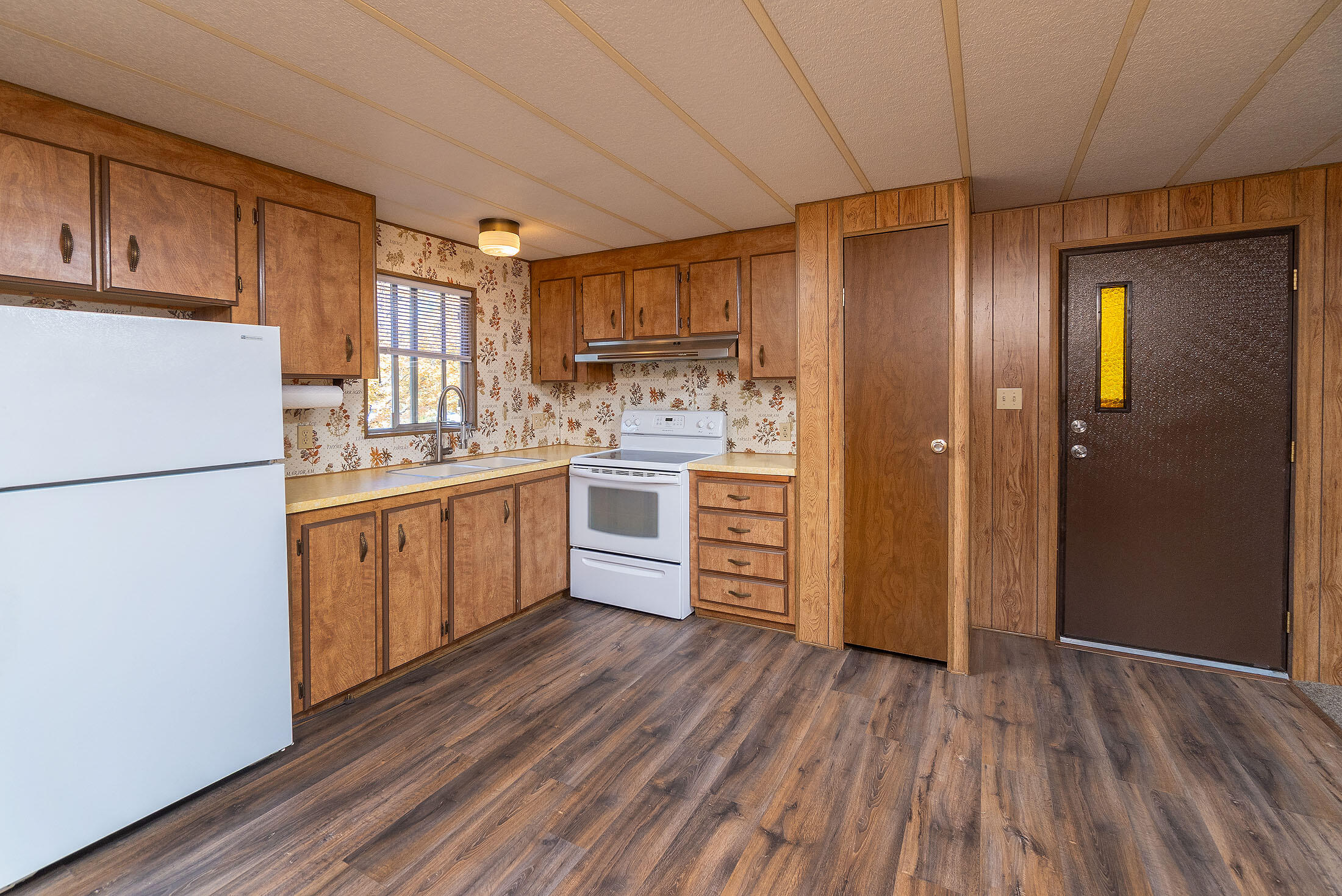 60959 Ridge Drive Bend, OR 97702 - Photo 6 of 22 Refrigerator included in sale