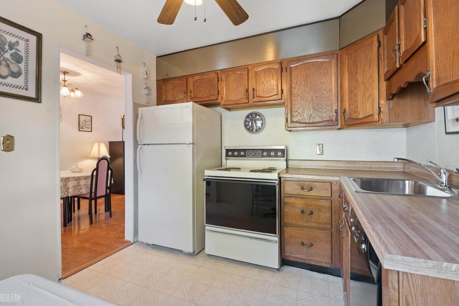 25271 Hayes Road Warren, MI 48089 - Photo 9 of 18 50093115-8.JPG