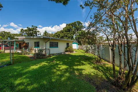 a view of a house with backyard