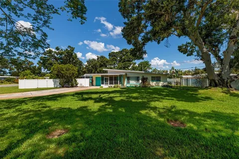 a view of house with a big yard