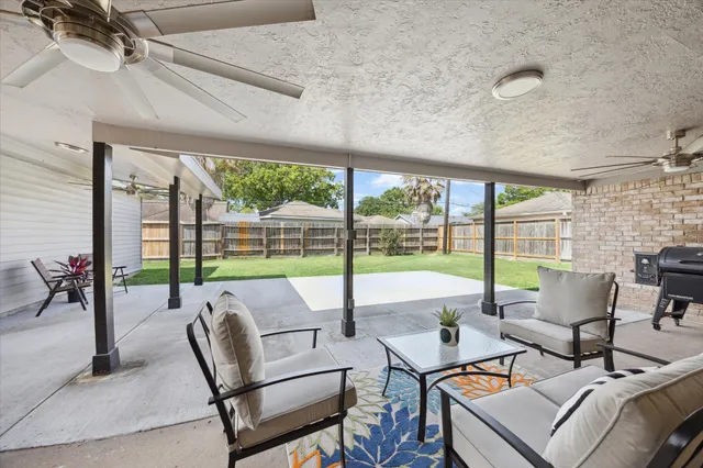 $384,000 | 7614 Braesview Lane, Houston, TX 77071