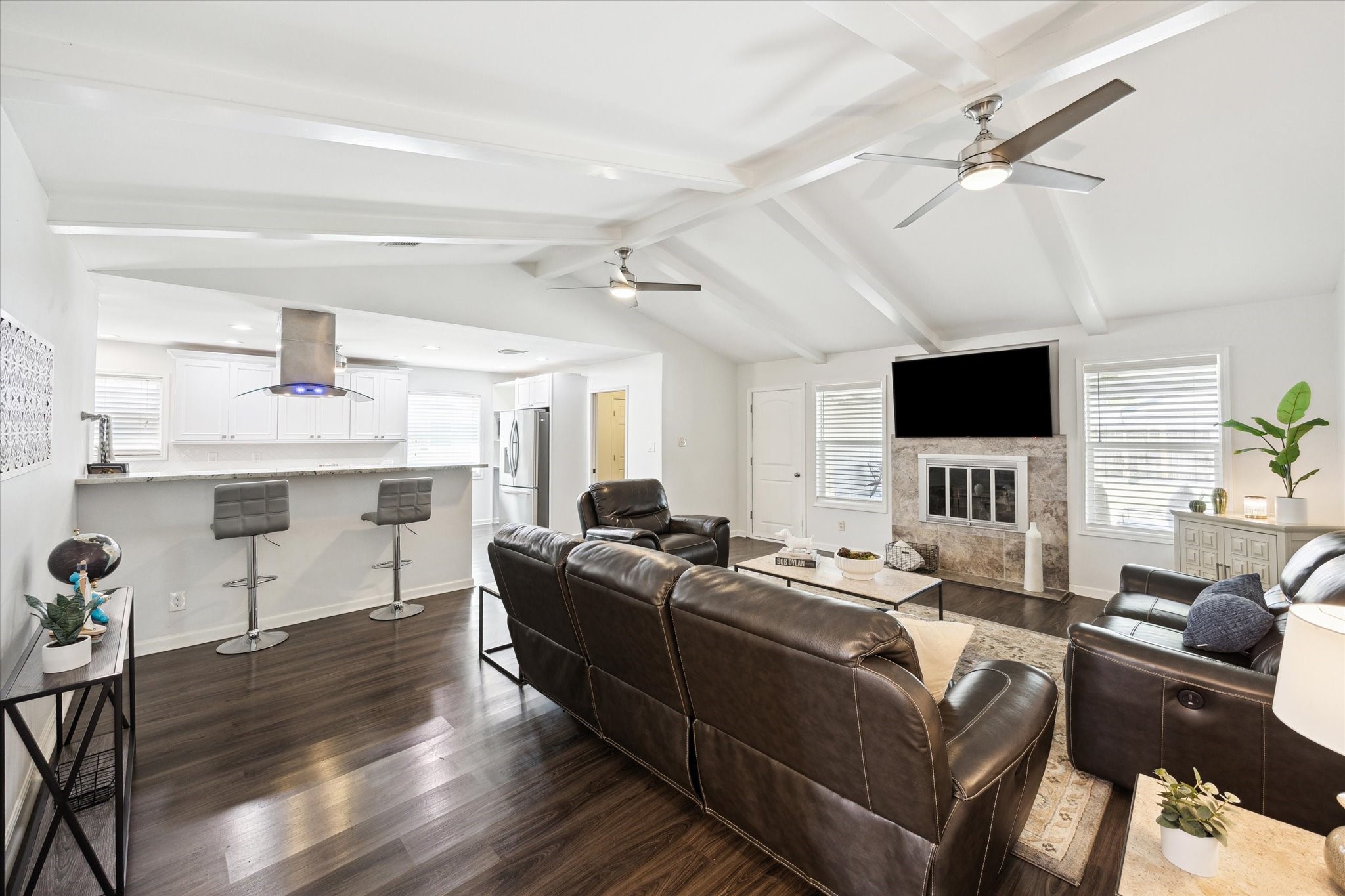 7614 Braesview Lane Houston, TX 77071 - Photo 10 of 29 a living room with furniture and a flat screen tv