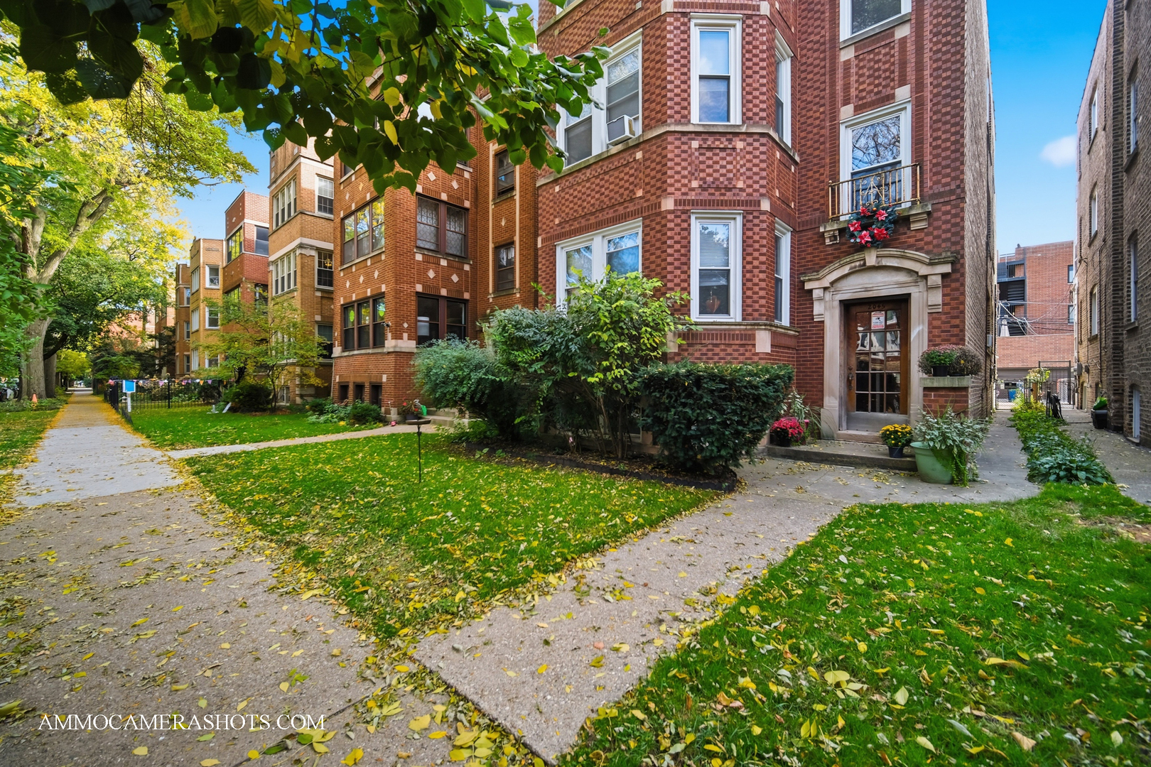 2045 West Farragut Avenue, Unit 3 Chicago, IL 60625 - Photo 4 of 32 a front view of a residential apartment building with a yard