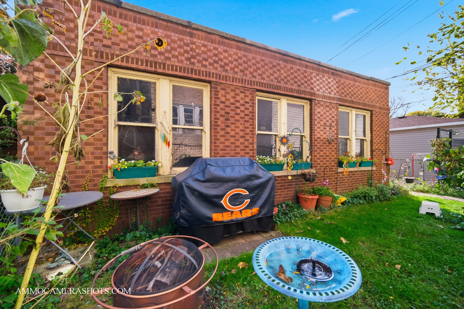 2045 West Farragut Avenue, Unit 3 Chicago, IL 60625 - Photo 8 of 32 a front view of a house with garden