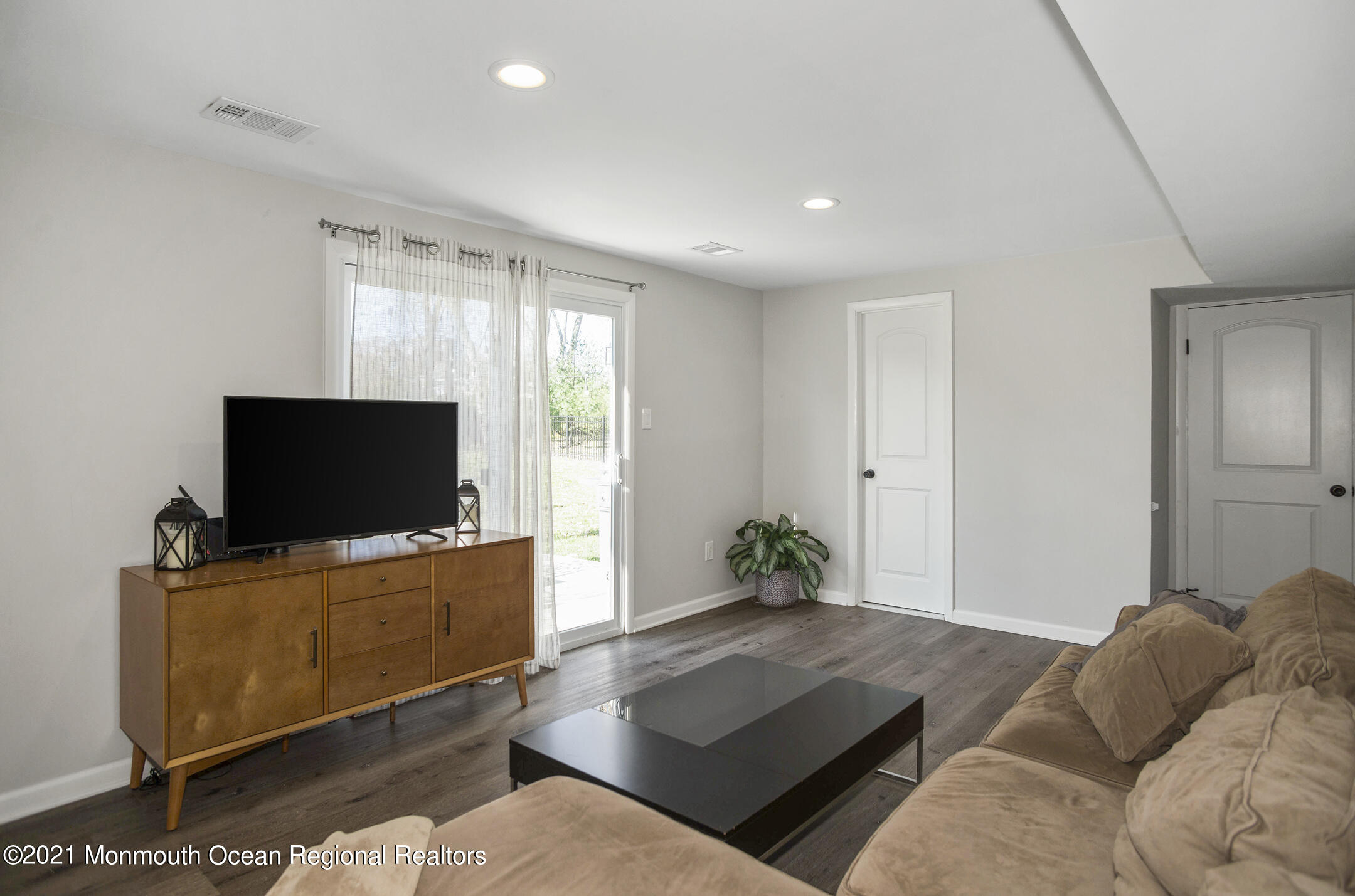 4 Lowell Road Manalapan, NJ 07726 - Photo 19 of 30 _RMJ5112 family room