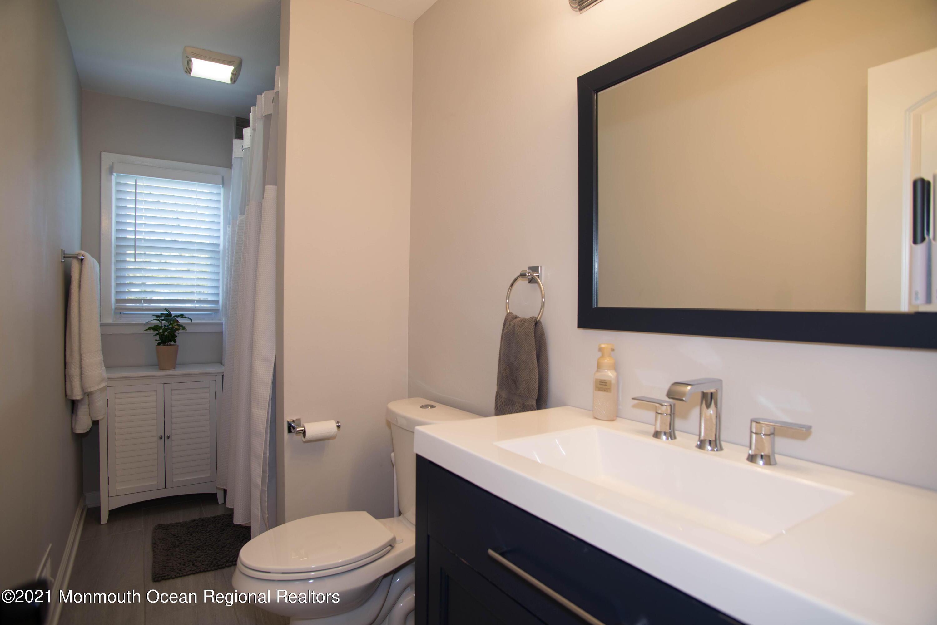 4 Lowell Road Manalapan, NJ 07726 - Photo 20 of 30 _RMJ5124 1st baathroom