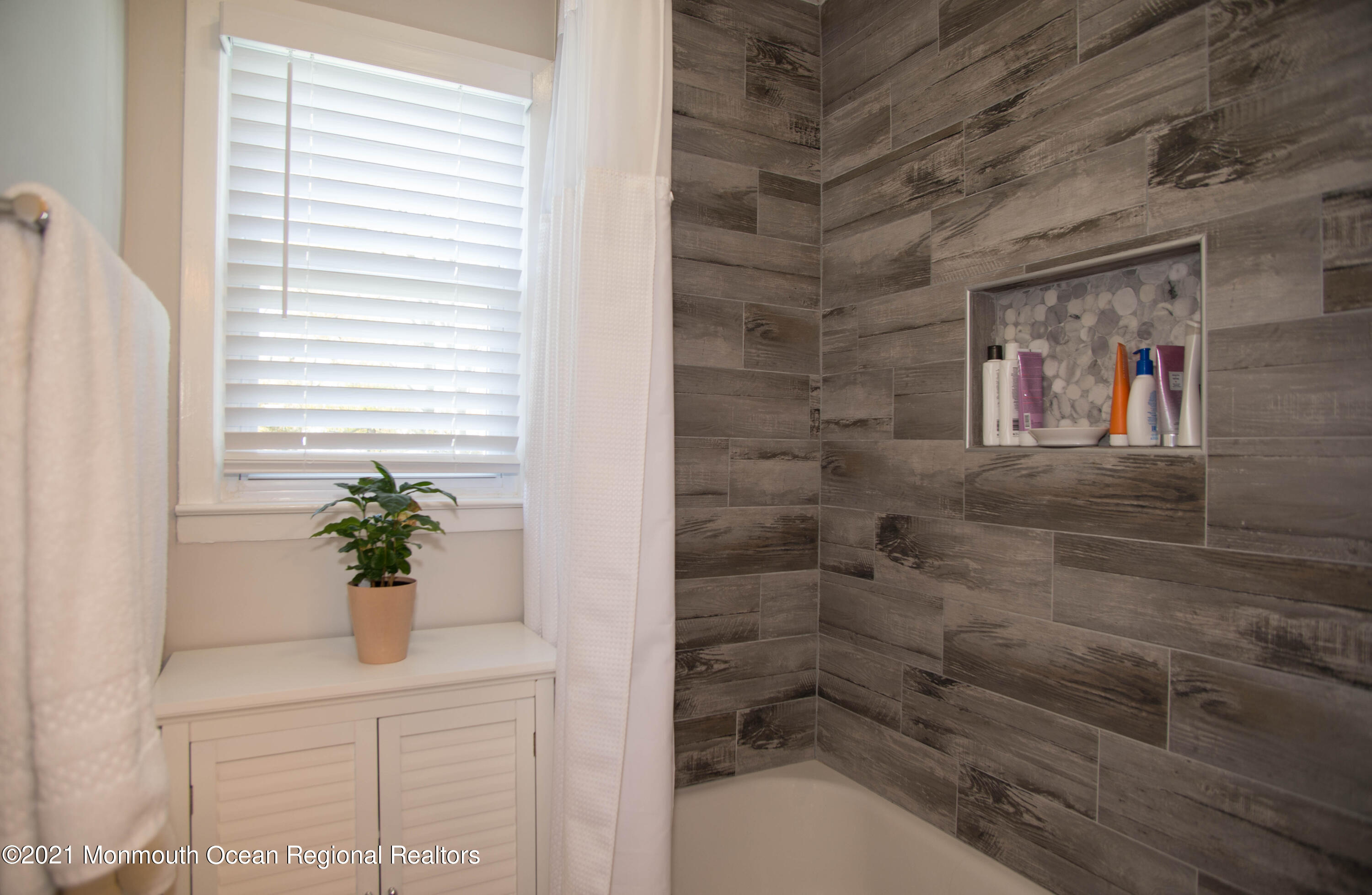 4 Lowell Road Manalapan, NJ 07726 - Photo 21 of 30 _RMJ5127 1st bathroom