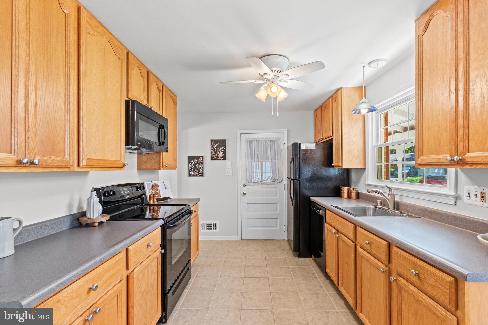 6608 Grey Fox Drive Springfield, VA 22152 - Photo 7 of 31